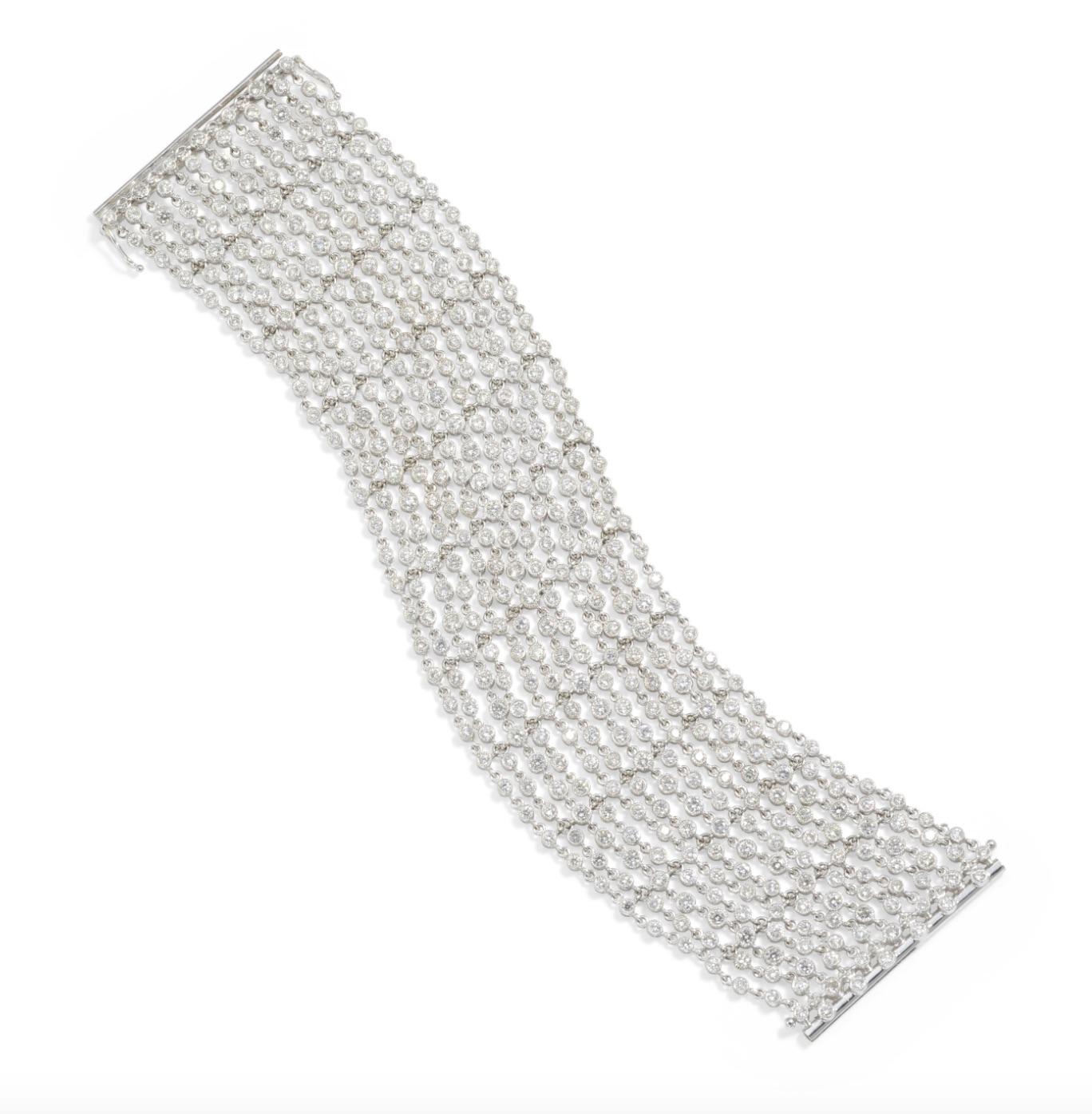 Ce bracelet finement ouvragé bouge comme un tissu et contient de nombreux diamants ronds de taille brillant sertis sur lunette pesant environ 14,36 carats au total. Collectional en or blanc 18 carats, ce bracelet est extrêmement bien fait et