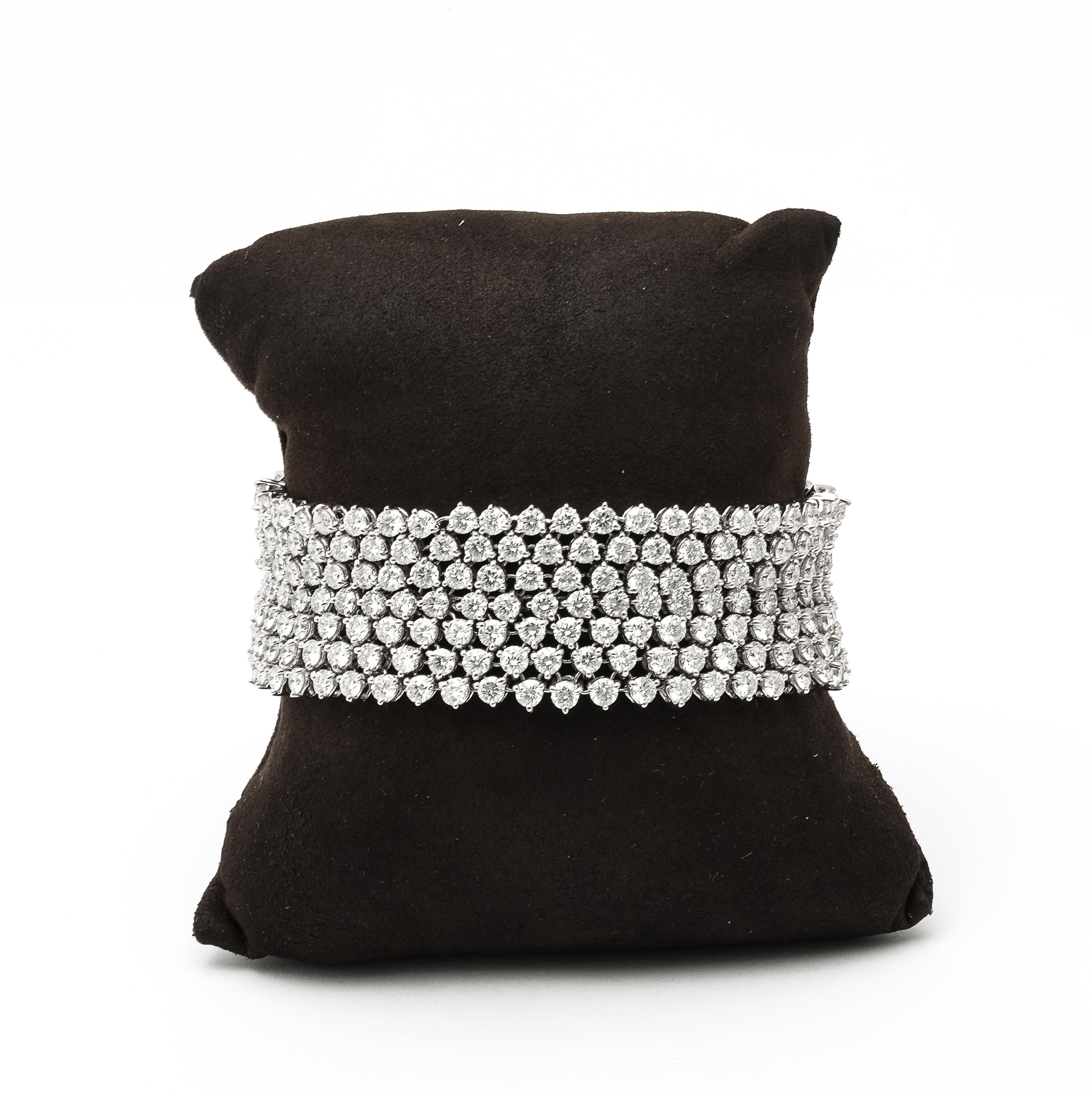 
Une pièce FABULEUSE - pleine d'éclat ! 

36.25 carats de diamants blancs ronds de taille brillant. 

Or blanc 18k. 

Impeccablement réalisé et conçu dans un design en maille - un bracelet en diamant très confortable et doux. 

7 pouces de longueur. 