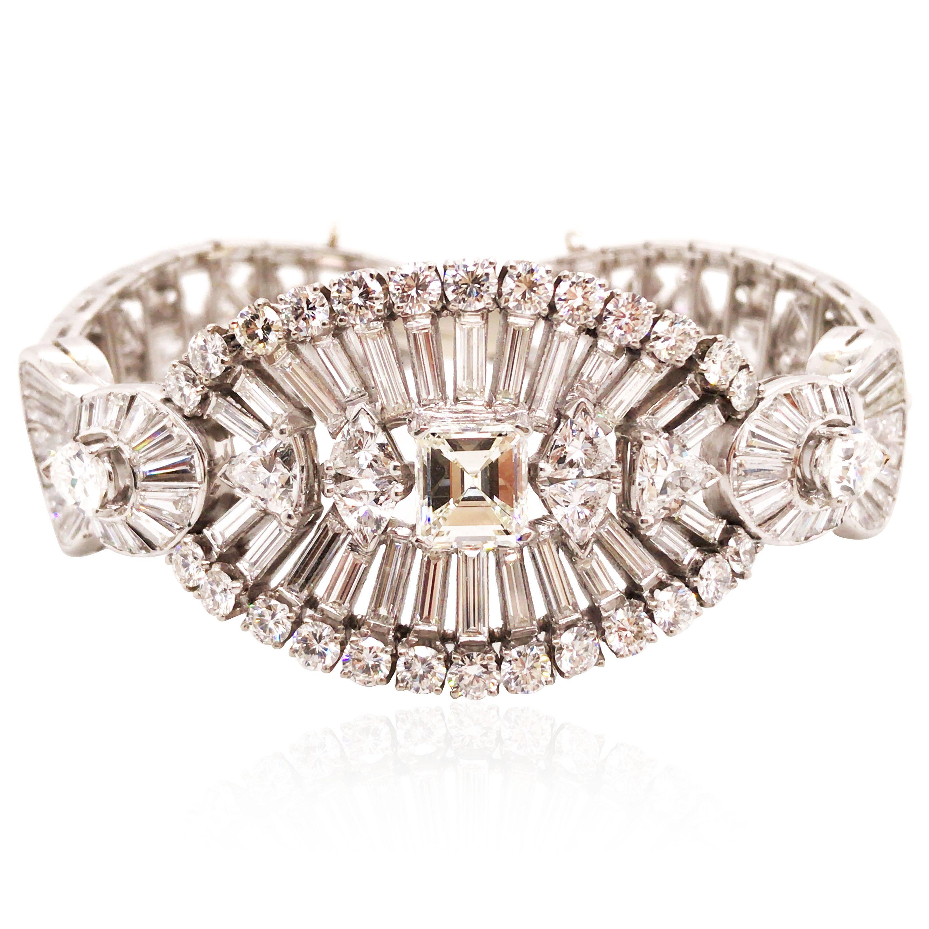 Esta pulsera de diamantes de los años 60 muestra una mezcla perfecta de elegancia y refinamiento, engastada en platino. El intrincado diseño geométrico presenta un motivo central ovalado adornado con diamantes talla brillante, complementado con
