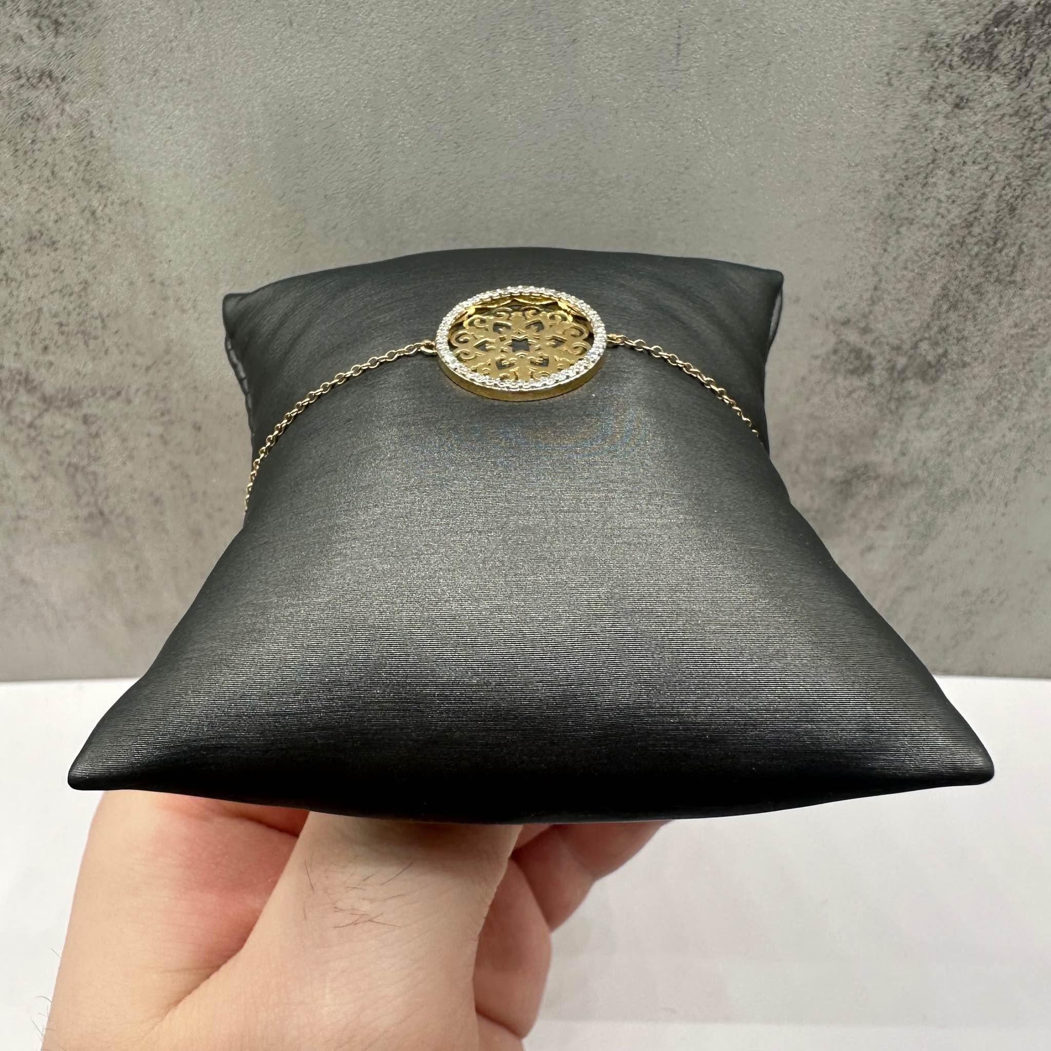 Esta elegante pulsera de diamantes en oro amarillo de 14 quilates presenta 0,25 quilates de diamantes redondos naturales GH SI de talla única, que ofrecen un diseño delicado y brillante. La longitud es ajustable entre 15 y 20 cm, lo que proporciona