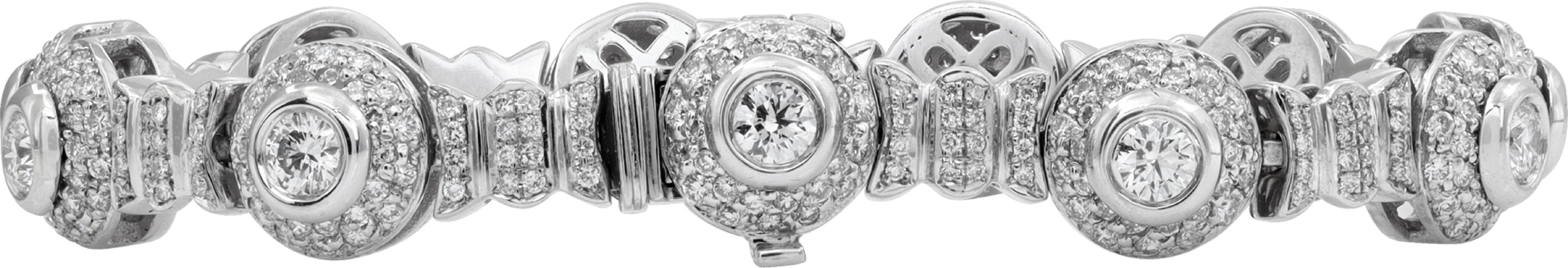 Diamant articulé  Bracelet en or blanc 18k avec 11 diamants ronds de taille brillant sertis sur la lunette, entourés d'un halo bombé à double rang de diamants ronds de taille brillant sertis en grain. Chaque section est alternée avec un lien en