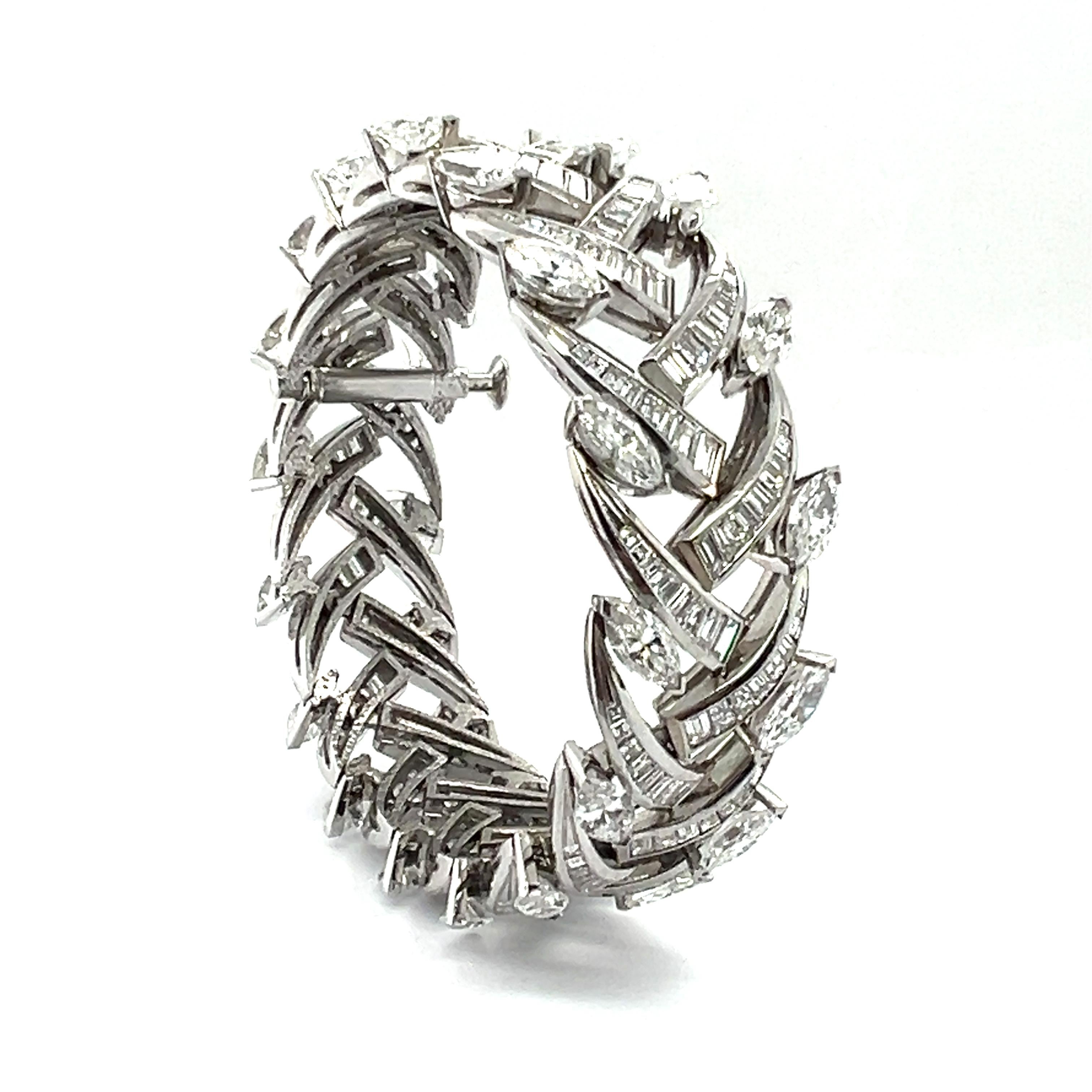 Ein raffiniertes Meisterwerk von Gübelin aus der Mitte des 20. Jahrhunderts (1950er Jahre),  Dieses Diamantarmband ist wirklich faszinierend. In seiner Umarmung glänzt jeder Diamant wie eine bezaubernde Note in einer Symphonie der Schmuckkunst.

Die