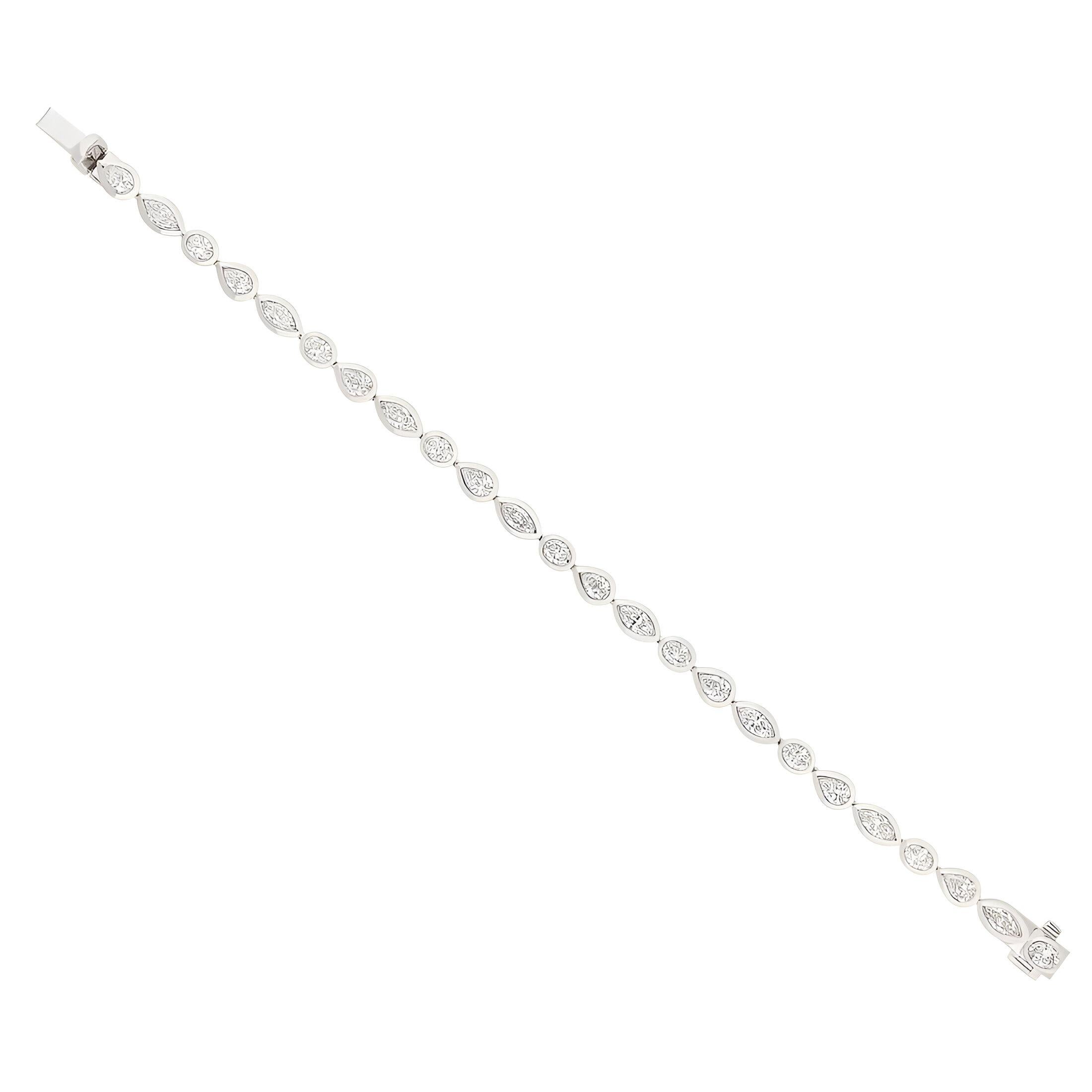 Dieses auffällige, moderne Armband wurde fachmännisch aus 18 Karat Weißgold geschmiedet, wiegt 17,90 Gramm und ist 17,50 cm lang. Das Design besticht durch drei verschiedene Diamantschliffe: insgesamt 1,47 Karat GSI-Diamanten im Ovalschliff, 1,43