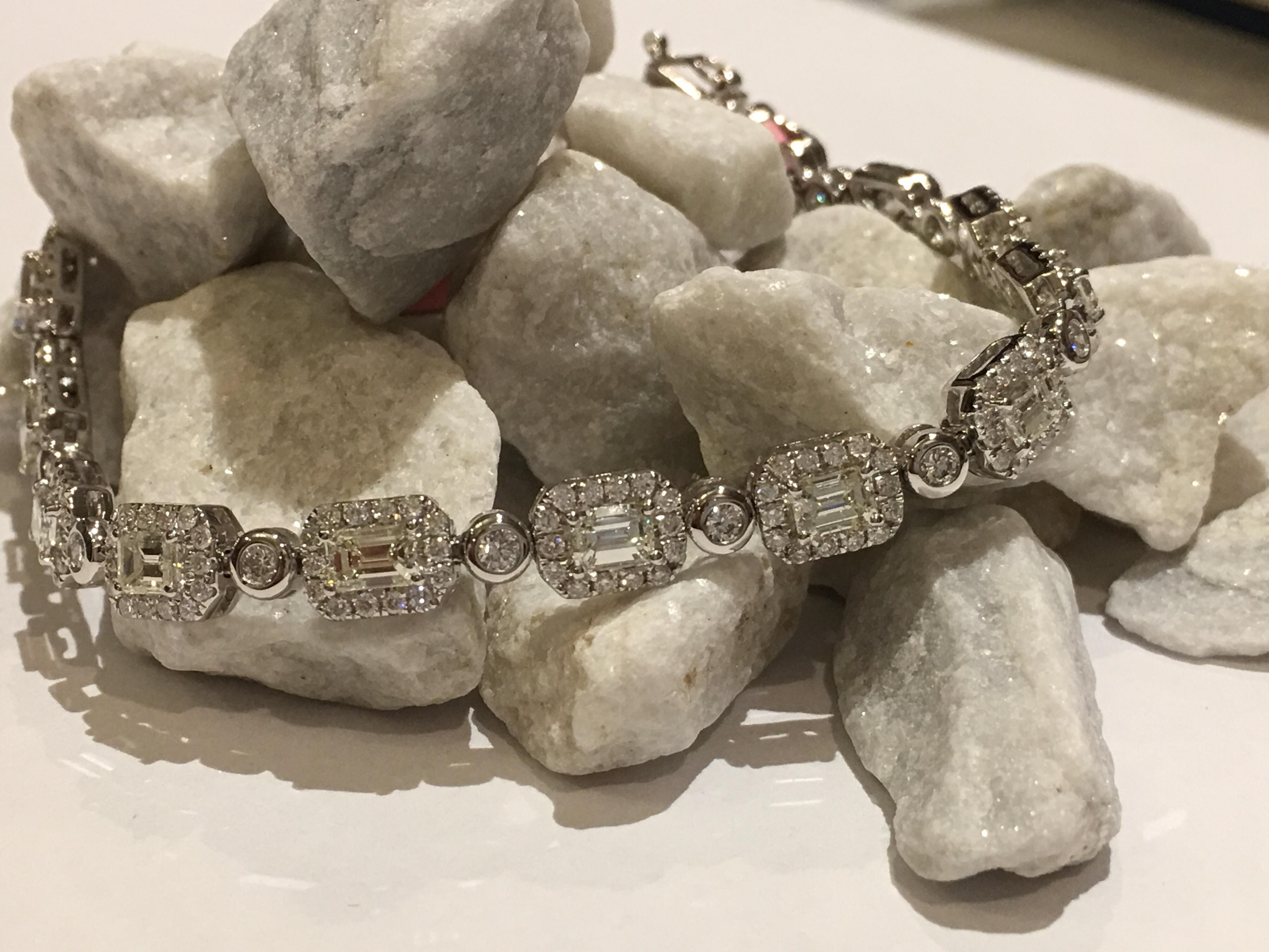 Diamond Bracelet Set in 18 Karat White Gold In New Condition In Trumbull, CT