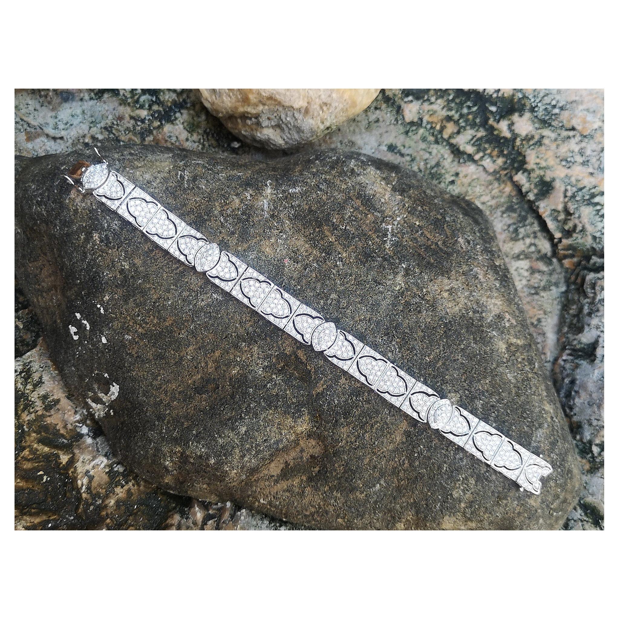 Bracelet en or blanc 18 carats serti de diamants de 3,02 carats

Largeur :  1.0 cm 
Longueur : 17.0 cm
Poids total : 28,73 grammes

