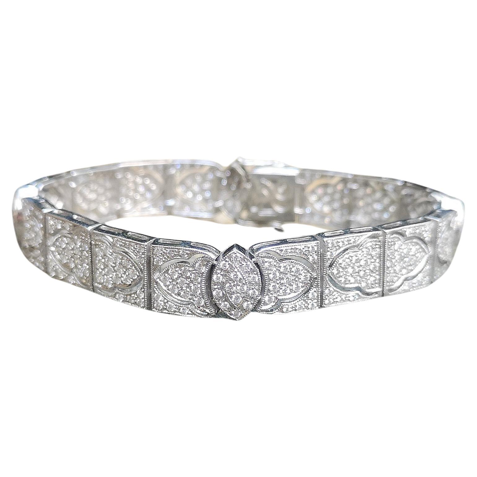 Bracelet en or blanc 18 carats serti de diamants en vente