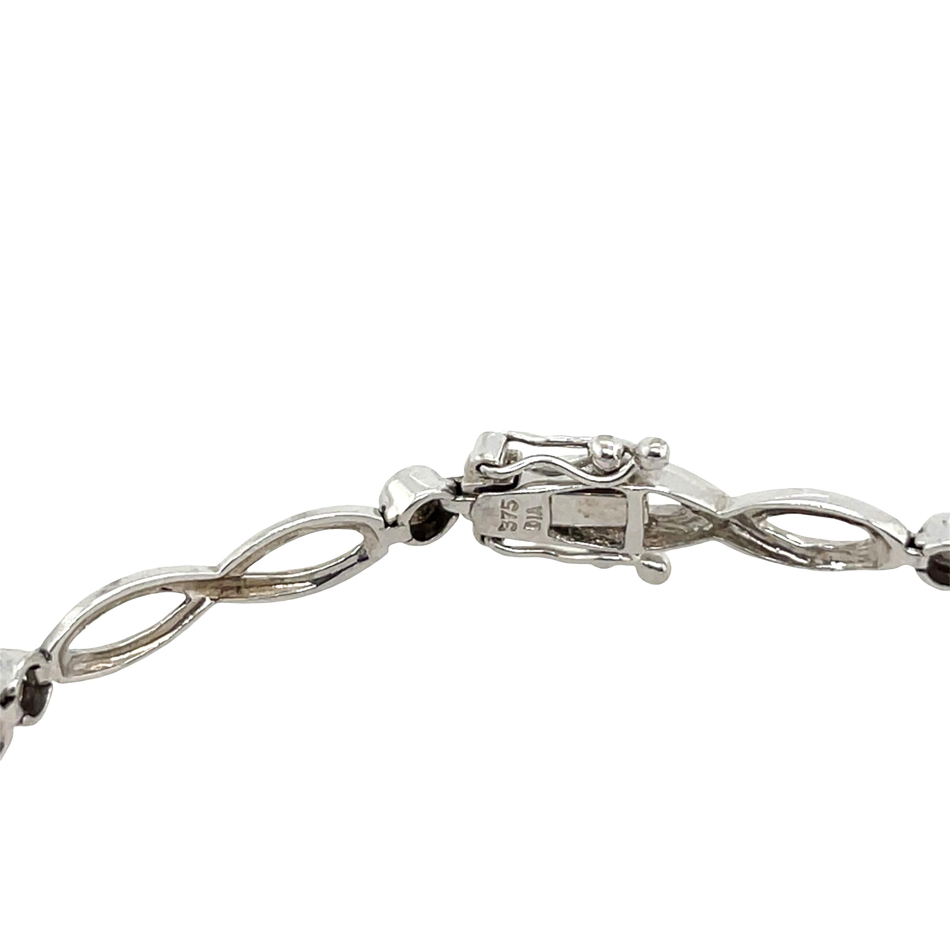 Una pulsera elegante y atemporal de oro blanco de 9 ct, engastada con 9 brillantes diamantes redondos talla brillante. Su diseño clásico ofrece un lujo y un brillo discretos, perfectos para llevar a diario o en ocasiones especiales.

Peso total: