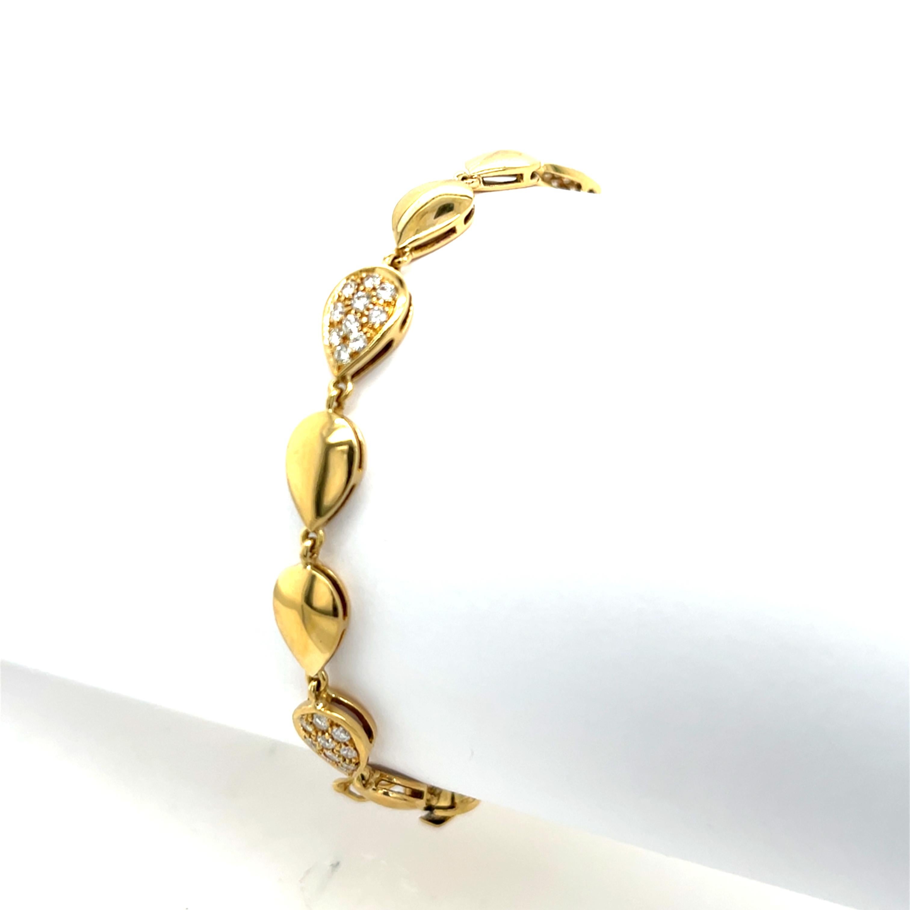 An elegant 18ct gold bracelet, beautifully 
set with 0.85ct of round natural diamonds. 
The sparkling diamonds are meticulously 
arranged to enhance their brilliance,
making this a timeless and sophisticated piece for any occasion.

Total weight: