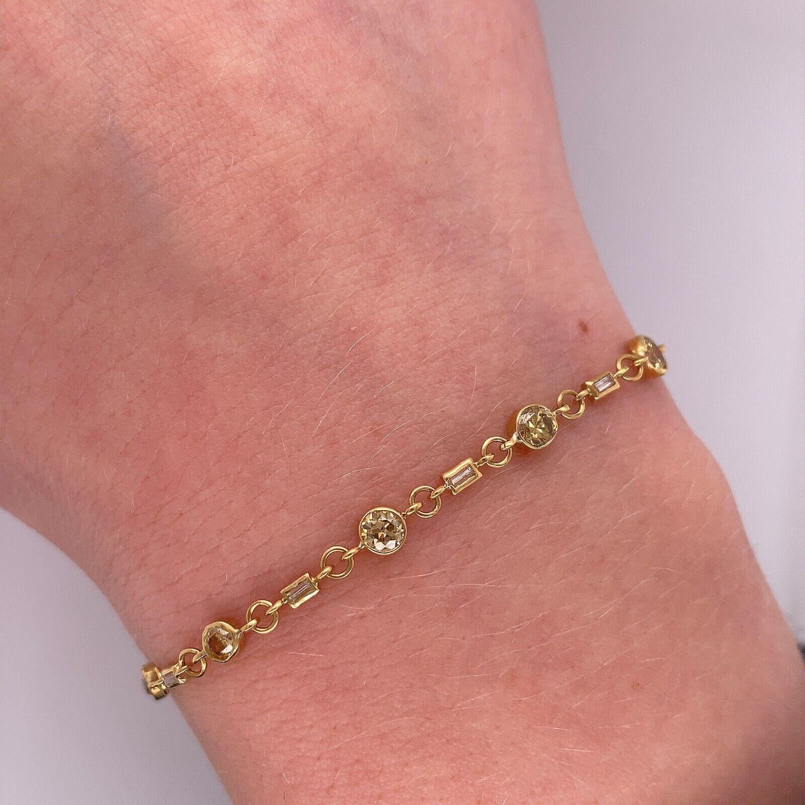 Diamond Bracelet Set with Mixed Natural Coloured Diamond in 18ct Yellow Gold In New Condition For Sale In London, GB