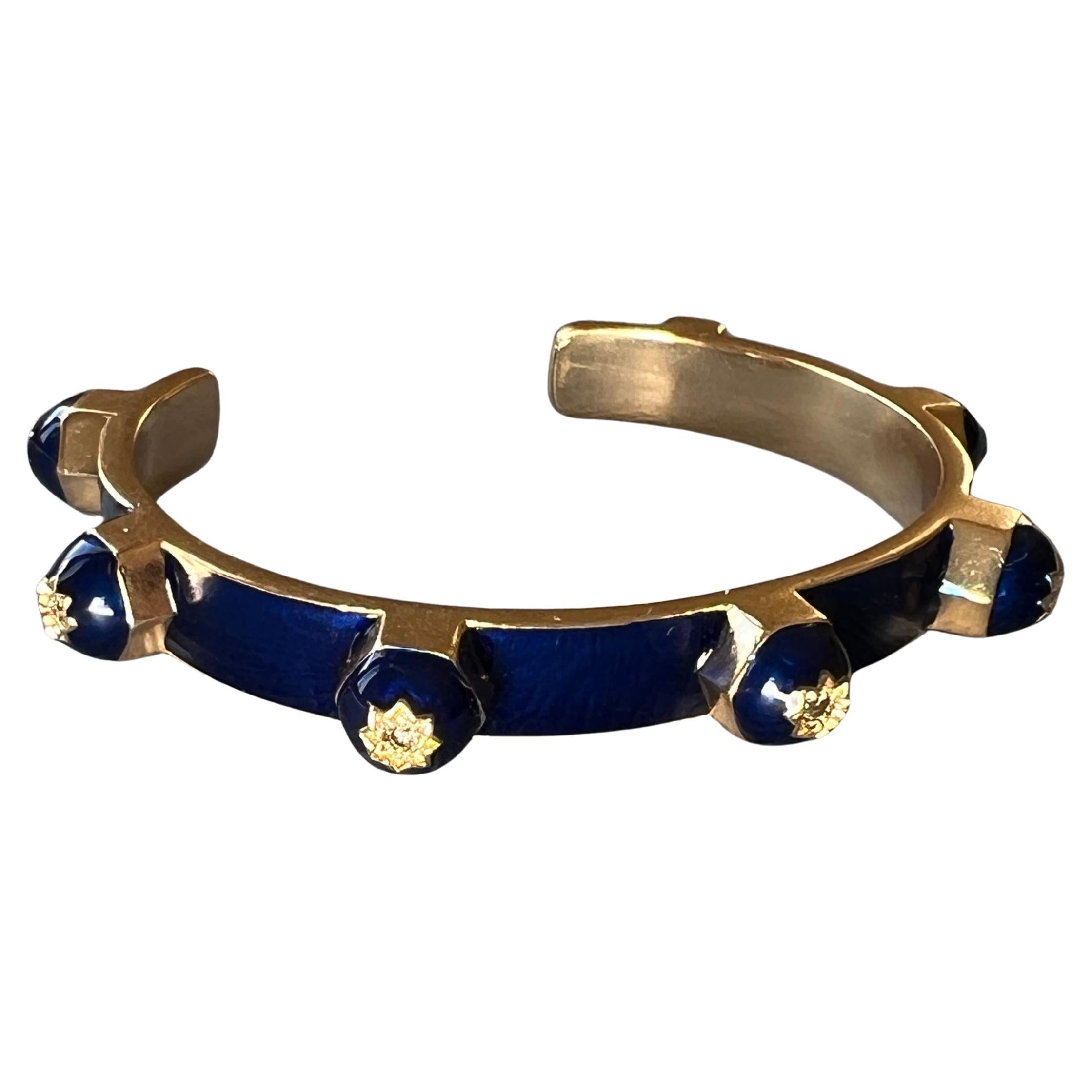 Questo bracciale con borchie in stile vittoriano di J DAUPHIN è caratterizzato da una finitura in smalto blu reale intenso con radiosi diamanti bianchi incastonati in stelle a otto punte incise. Progettato come un pezzo spirituale e simbolico, fonde
