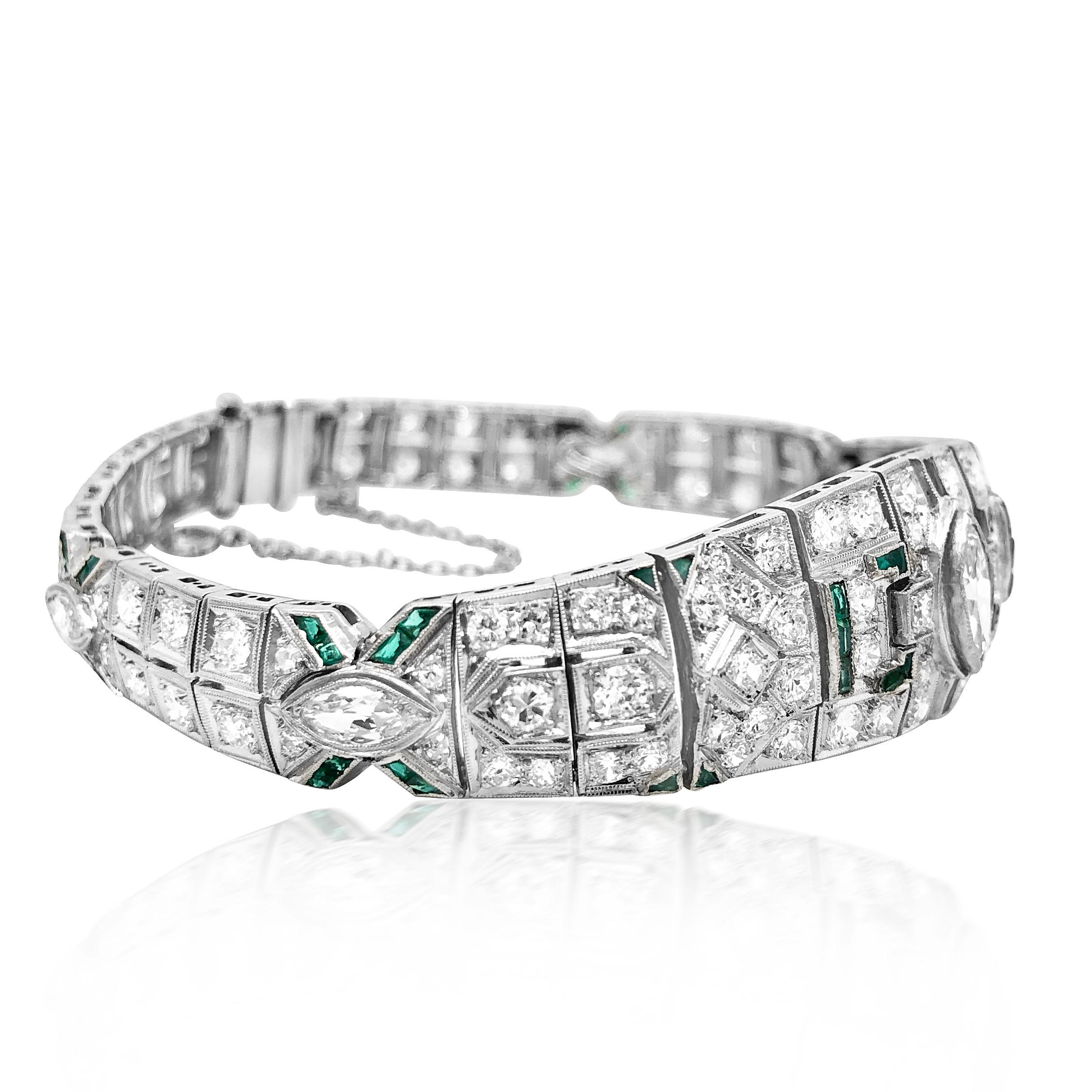 Ce bracelet Art déco en diamant est réalisé à la main en platine. Il pèse 31,7 grammes et mesure 18,7 cm de long. Il comprend 5 diamants taillés en marbre, le diamant principal pesant 0,43 carat. Le bracelet est recouvert de diamants de taille