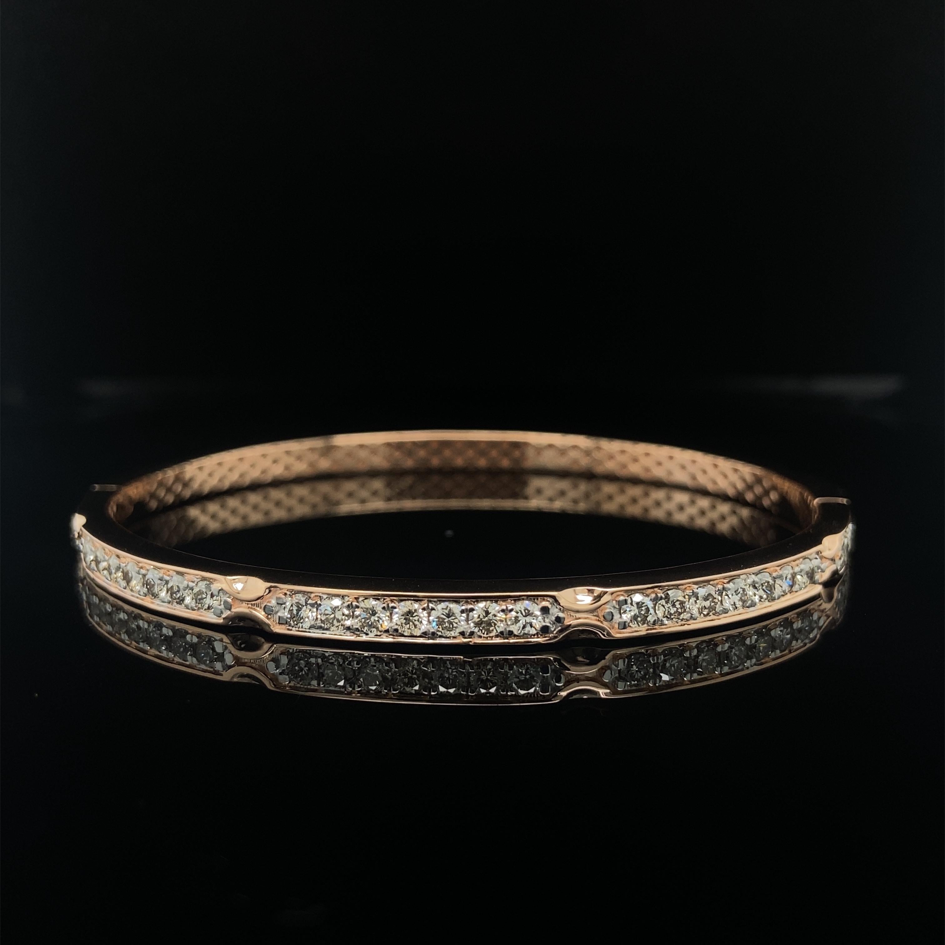 Diamond Bracelet with Green Enamelling set in 18k Solid Gold In New Condition For Sale In New Delhi, DL