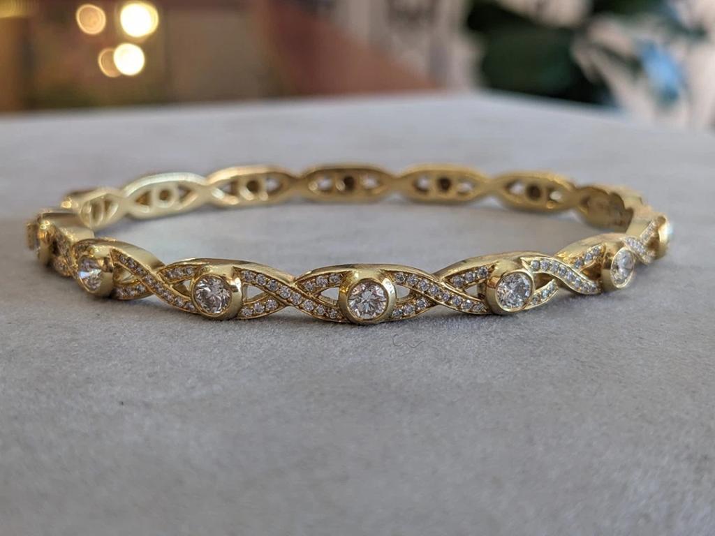 Round Cut Diamond Braided Bangle Bracelet Hinged in 18k Yellow Gold For Sale