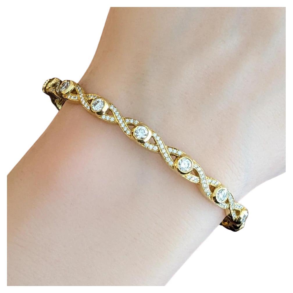 Bracciale Bangle intrecciato con diamanti e cerniera in oro giallo 18 carati