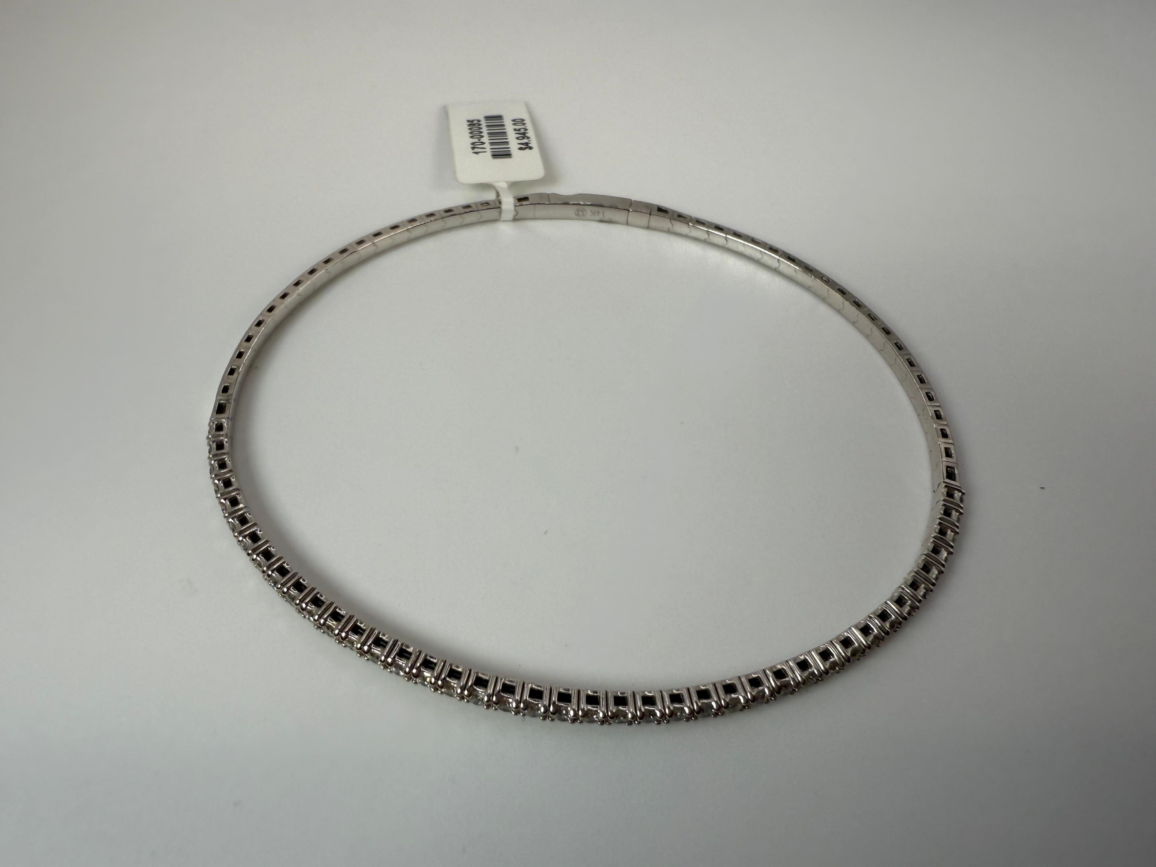Pulsera brazalete con casi 2 quilates de diamantes realizada en oro de 14KT, tamaño 8,5 pulgadas. Viene con certificado de autenticidad.

LO QUE SE OBTIENE EN LA JOYERÍA STAMPAR:
Stampar Jewelers, situada en el corazón de Júpiter, Florida, es una