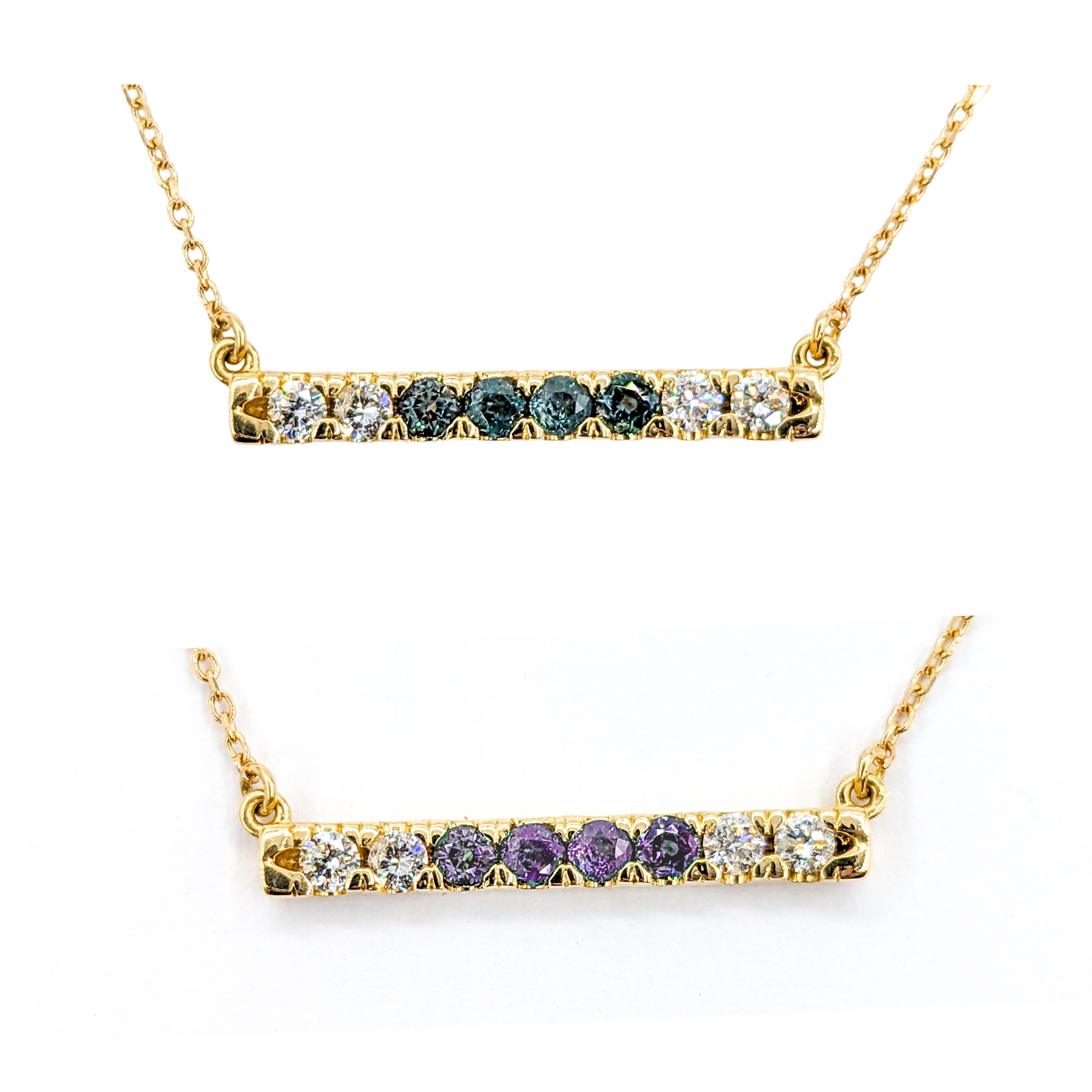 Diamant & brasilianischer Alexandrit Bar Anhänger Halskette in Gelbgold

Lassen Sie sich von dieser atemberaubenden Halskette aus 14-karätigem Gelbgold verführen. Er präsentiert einen schlanken Stab, der mit 0,19 Pfund glitzernder runder Diamanten