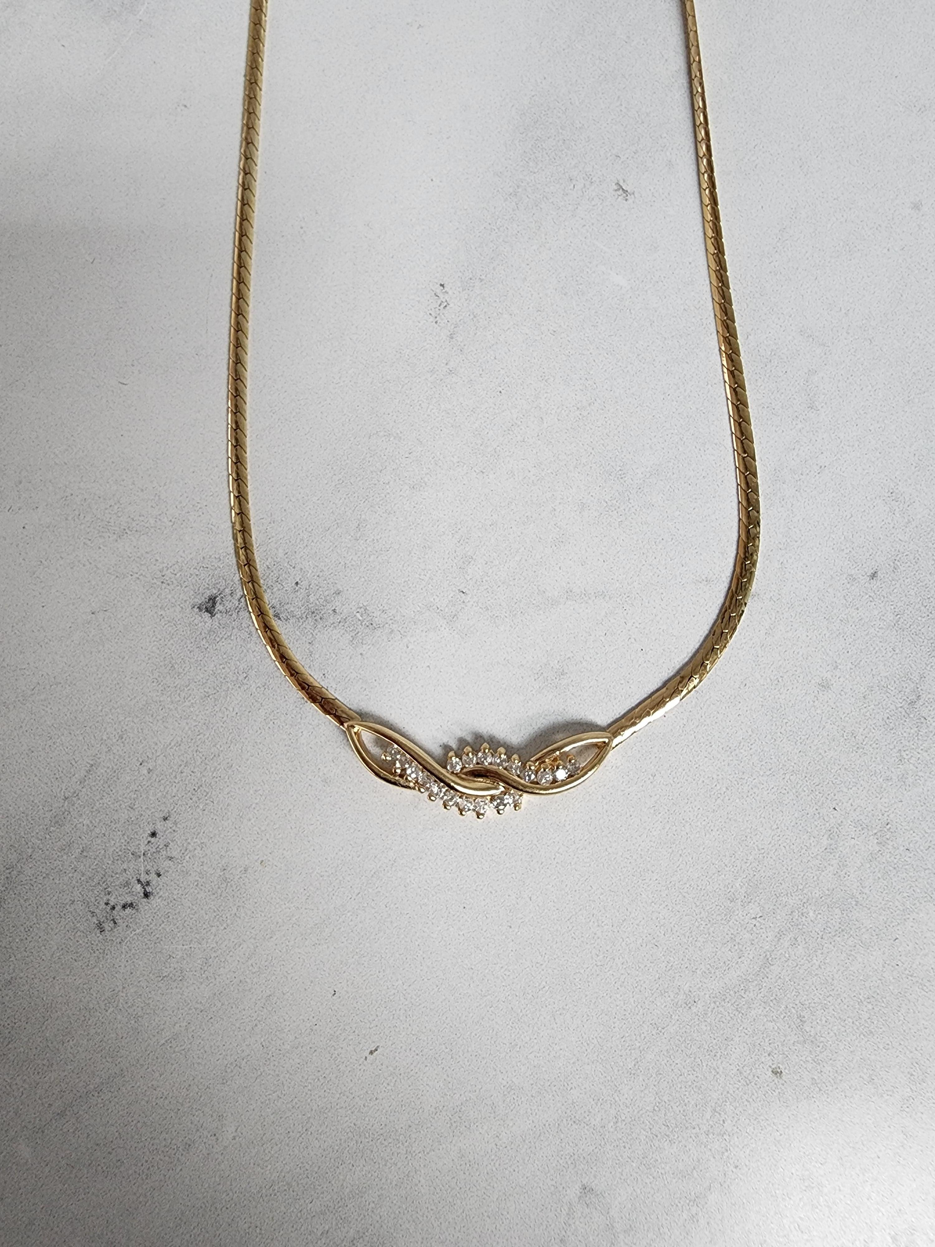 Collier de mariage en or jaune 14 carats avec chaîne serpent biseautée et diamants en vente 1