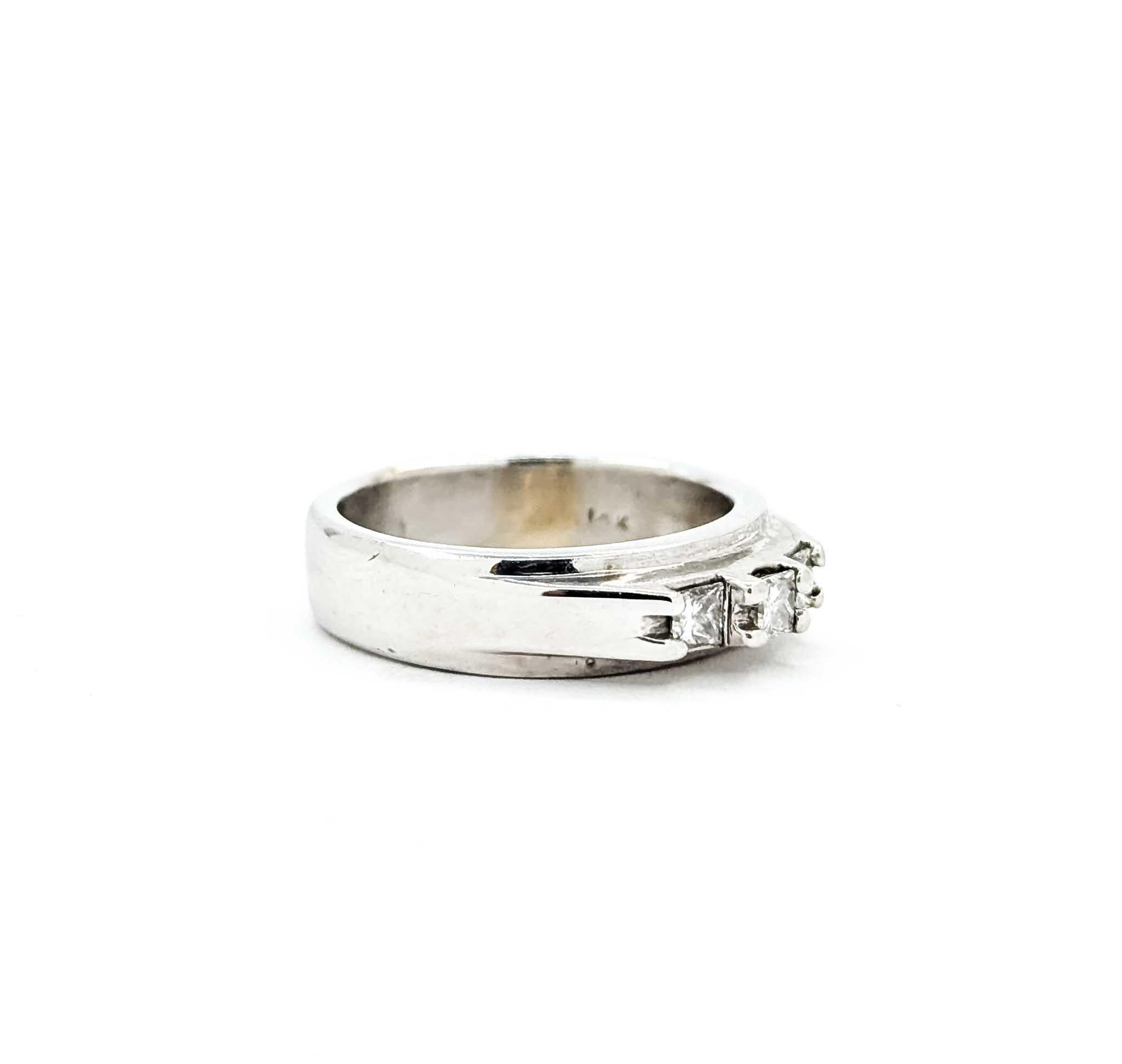 Bague de mariage en or blanc 14k avec diamants

Whiting, cette exquise bague de mariage en diamant, méticuleusement réalisée en or blanc 14k. La bague présente une monture intemporelle à trois pierres, avec un poids total de 0,24 carat de diamants
