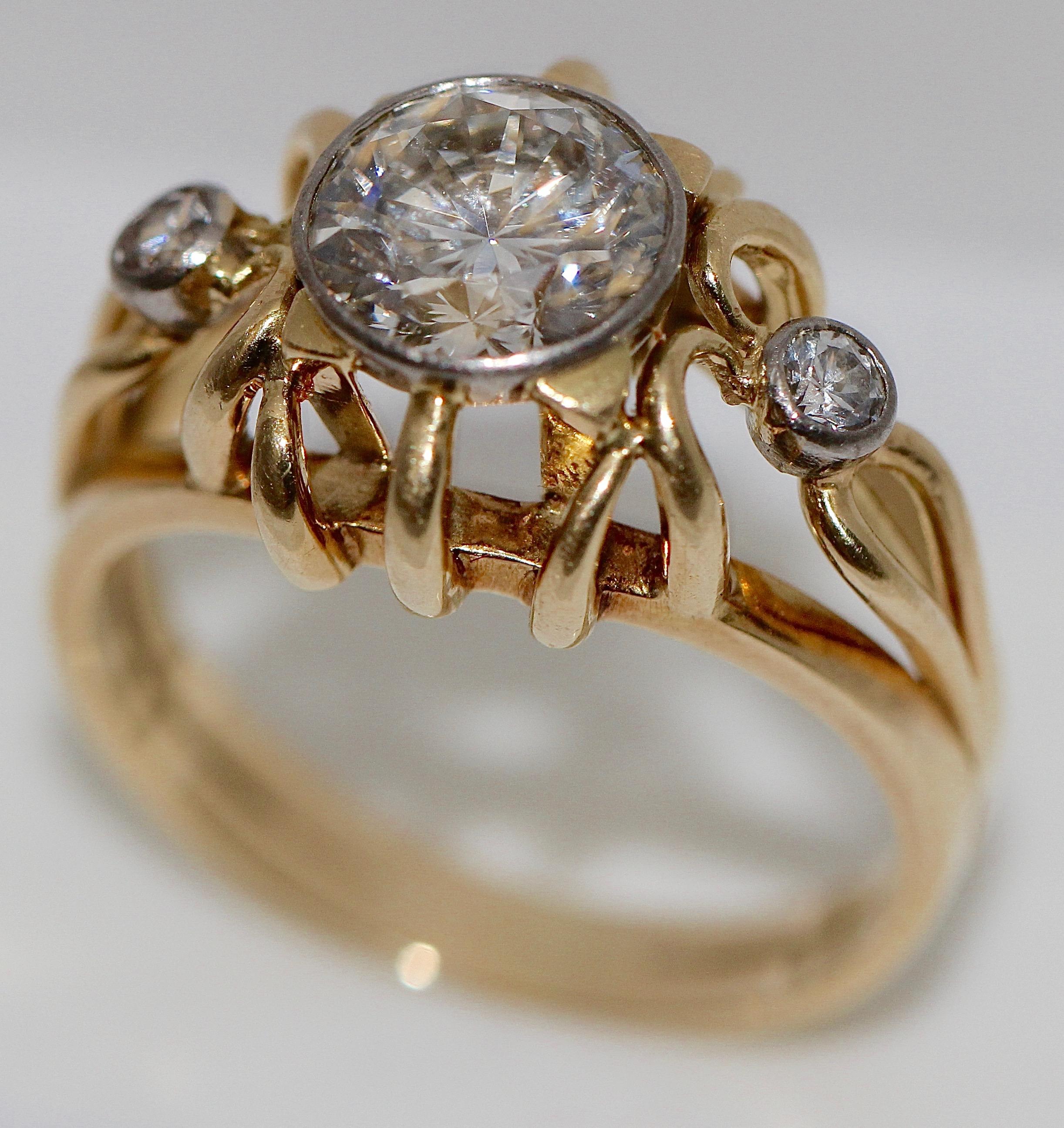 Luxurious diamond ring. 14k yellow gold.

Set with great solitaire of high quality.

Size: At least 1.5 carats
Color: Top Wesselton
Clarity: VS1
Cut: Very good

Additionally set with two small diamonds.
