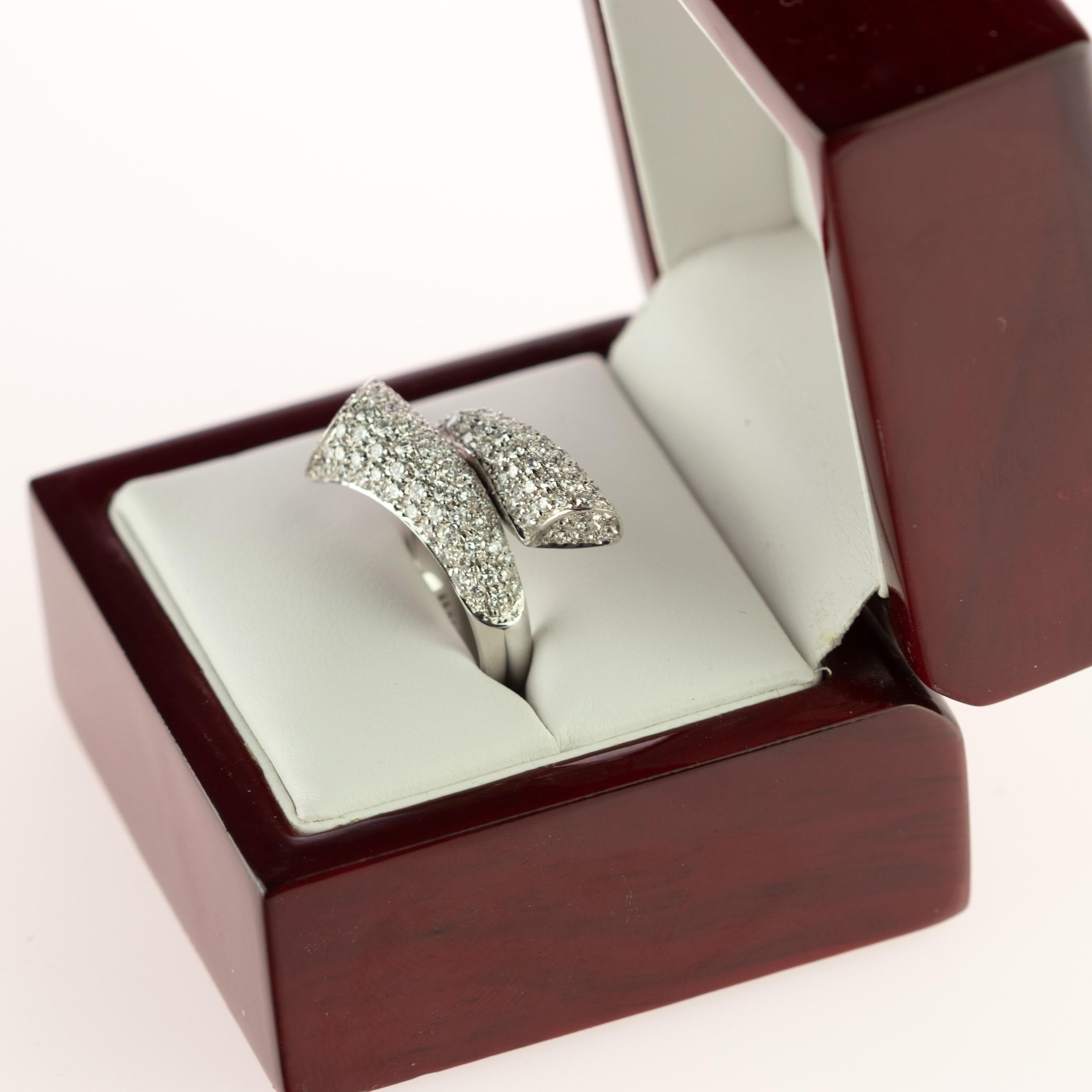 Diamond Brilliant 18 Karat White Gold AIG Certified Spiral Contrarié Ring For Sale 3