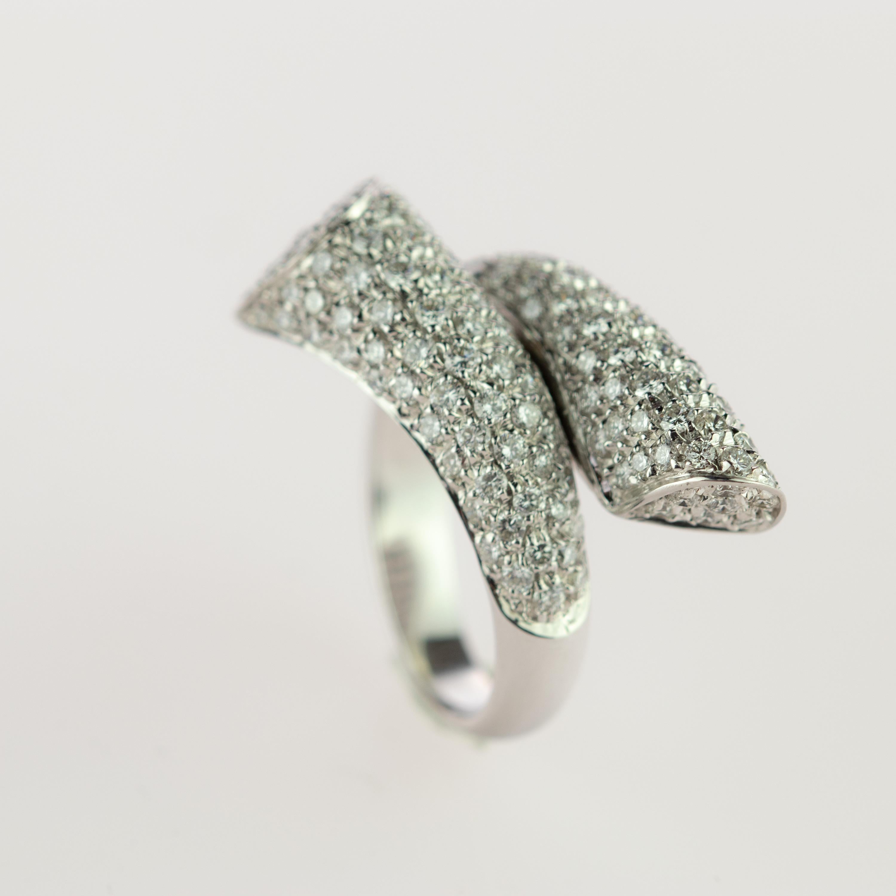 Women's Diamond Brilliant 18 Karat White Gold AIG Certified Spiral Contrarié Ring For Sale
