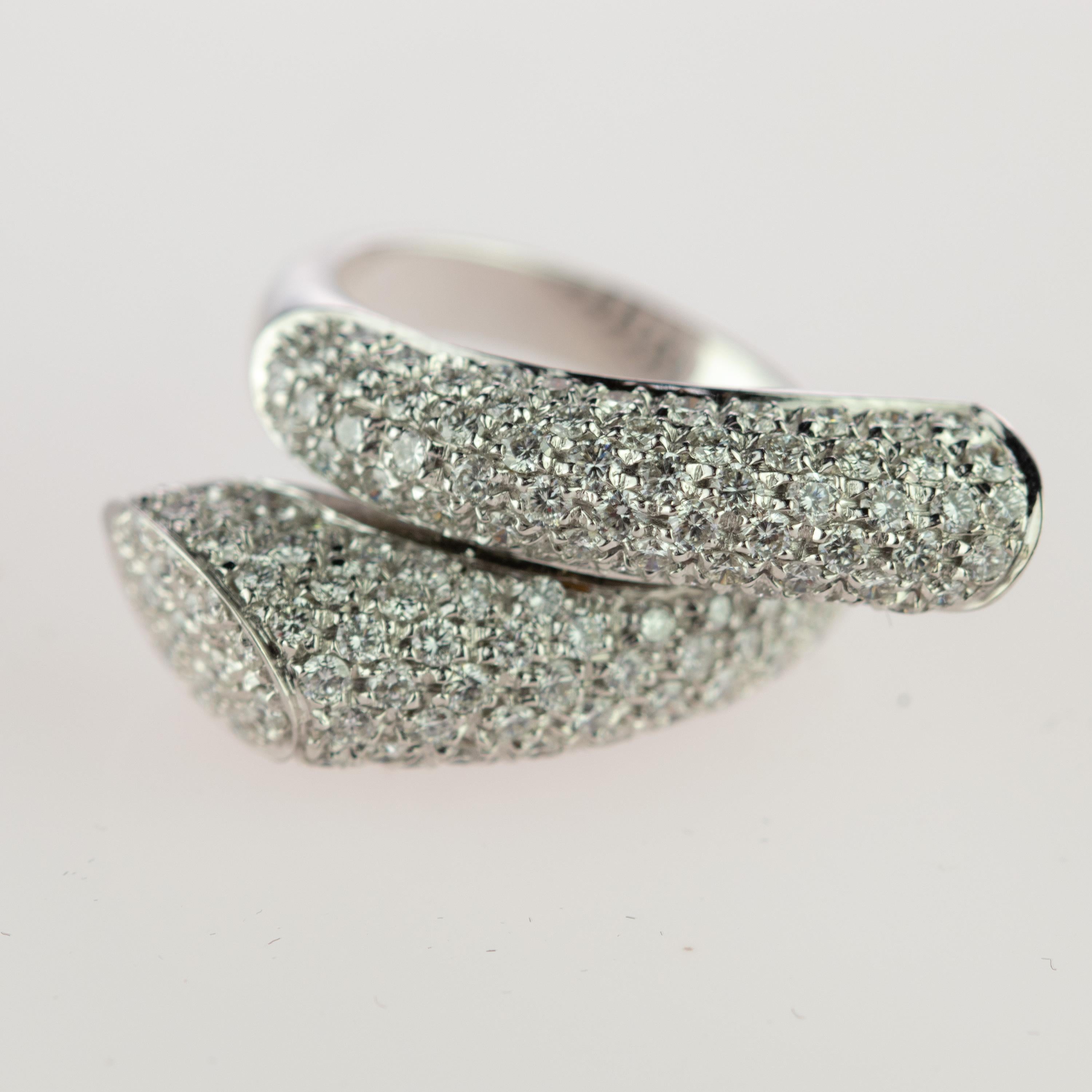 Diamond Brilliant 18 Karat White Gold AIG Certified Spiral Contrarié Ring For Sale 1