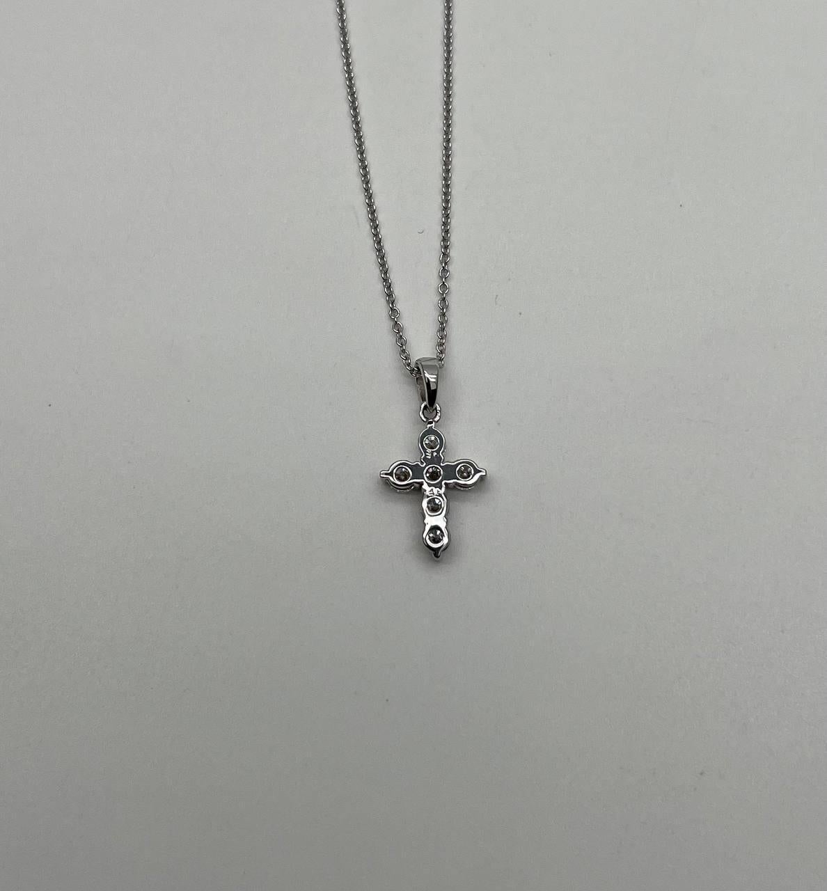 Taglio brillante Croce cristiana Brilliante con diamante Collana con catena in oro bianco 14K in vendita