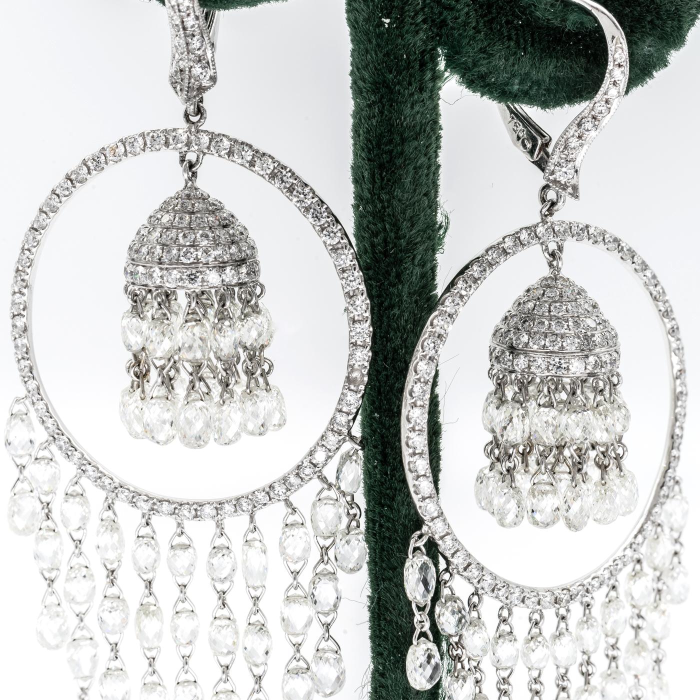 Ein Paar Tropfen-Diamant-Ohrringe in Form eines offenen Kreises mit rundem Brillantschliff:: mit einem Diamanttropfen in der Mitte:: mit Diamantquasten im Briolettschliff:: mit einem Gesamtgewicht von 25::91 ct:: montiert in 18 ct Weißgold.