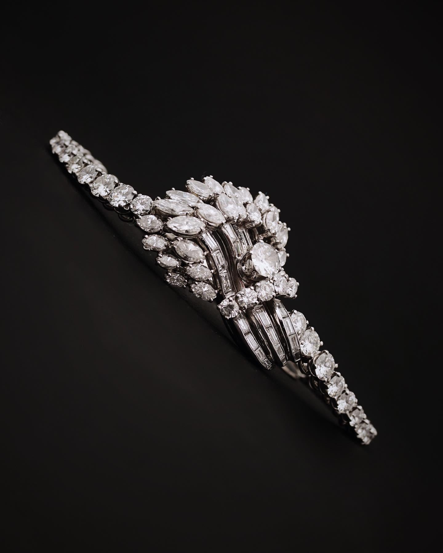Important Diamond Bracelet and Diamond Brooch
The brooch is set on Platinum with brilliant-cut and baguette diamonds, and the bracelet is embellished with marquise-shaped diamonds (length : 165mm)
Diamonds estimated to weight a total of 17-19