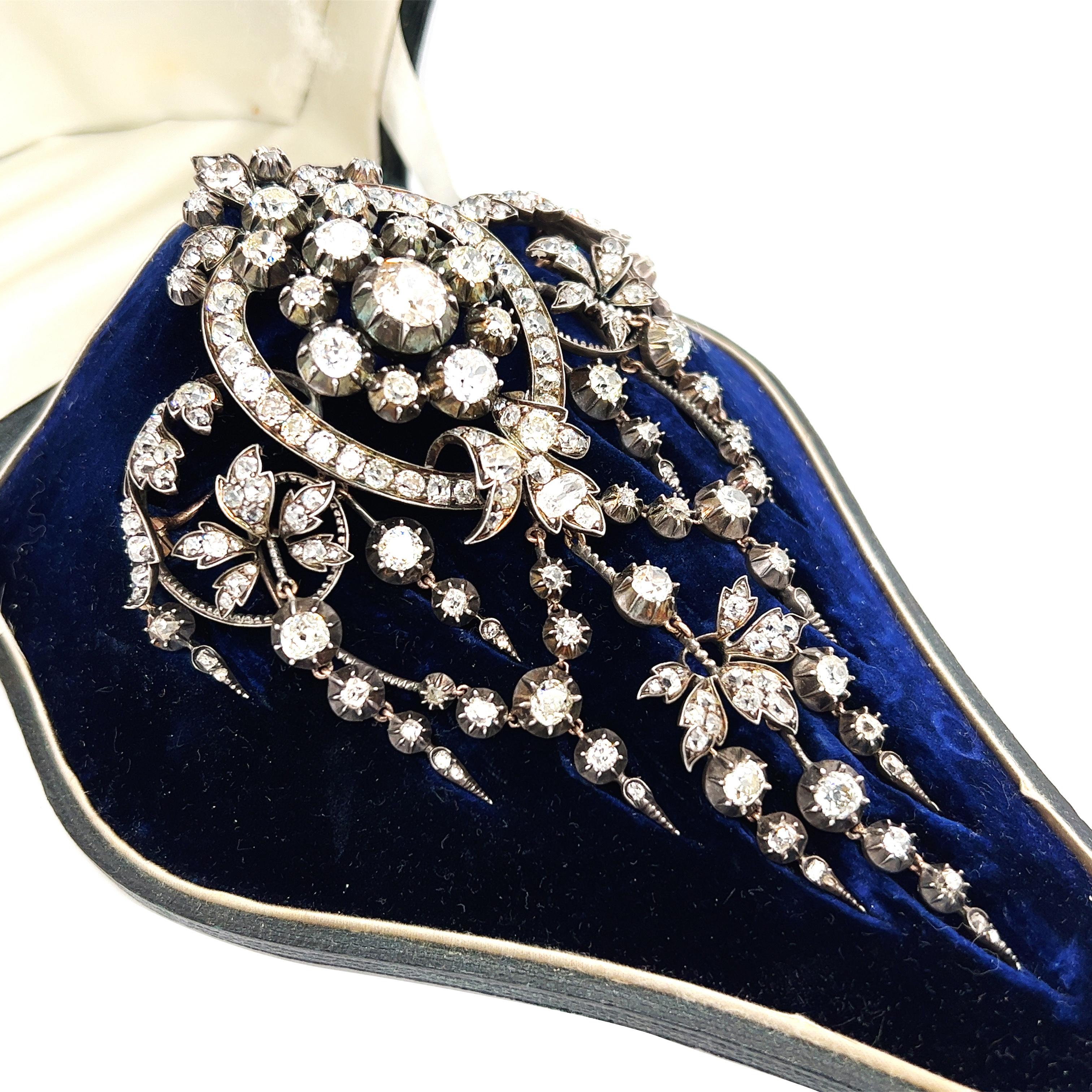 Este broche de diamantes consta de 196 diamantes talla rosa. El diamante principal del centro aprox. 1,85 ct. Los diamantes aprox. 18.48 ct en total. Con caja original.

Diamante: 18,48 ct
Peso:  46,2 gramos
Medición:  12x7.5cm