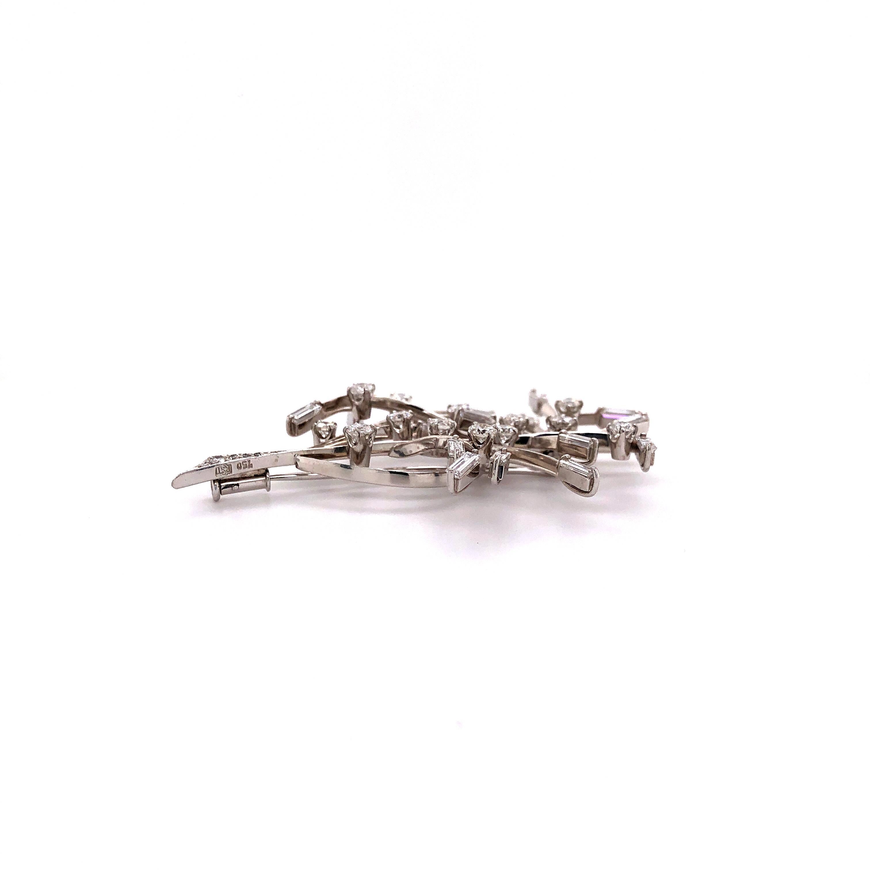 Diamond Brooch in White Gold For Sale 1
