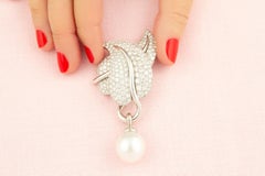 Diamantbrosche mit Perlenblatt-Motiv von Ella Gafter
