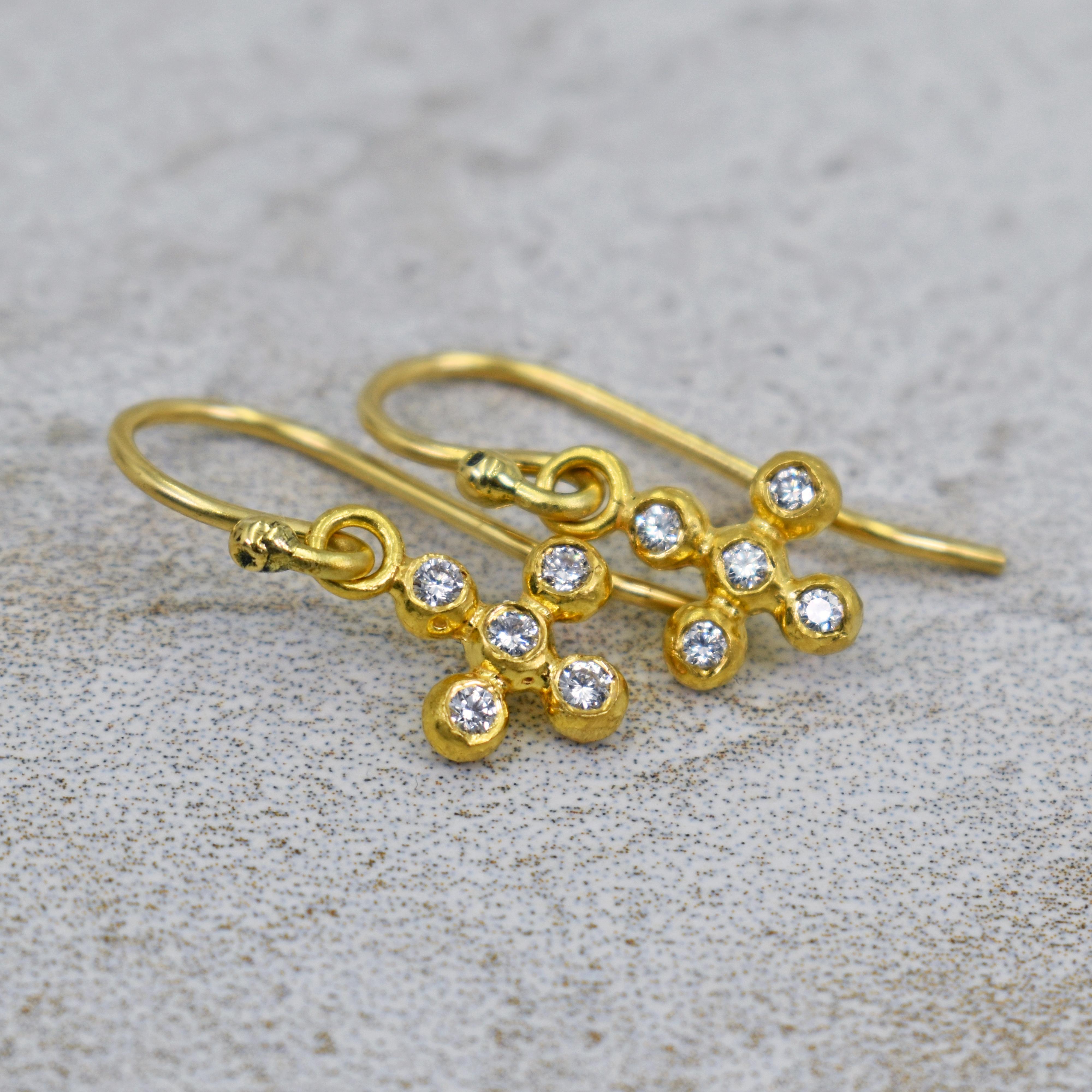 Boucles d'oreilles pendantes en diamant blanc (poids total de 0,12 carat) et en or jaune 22k avec croix 