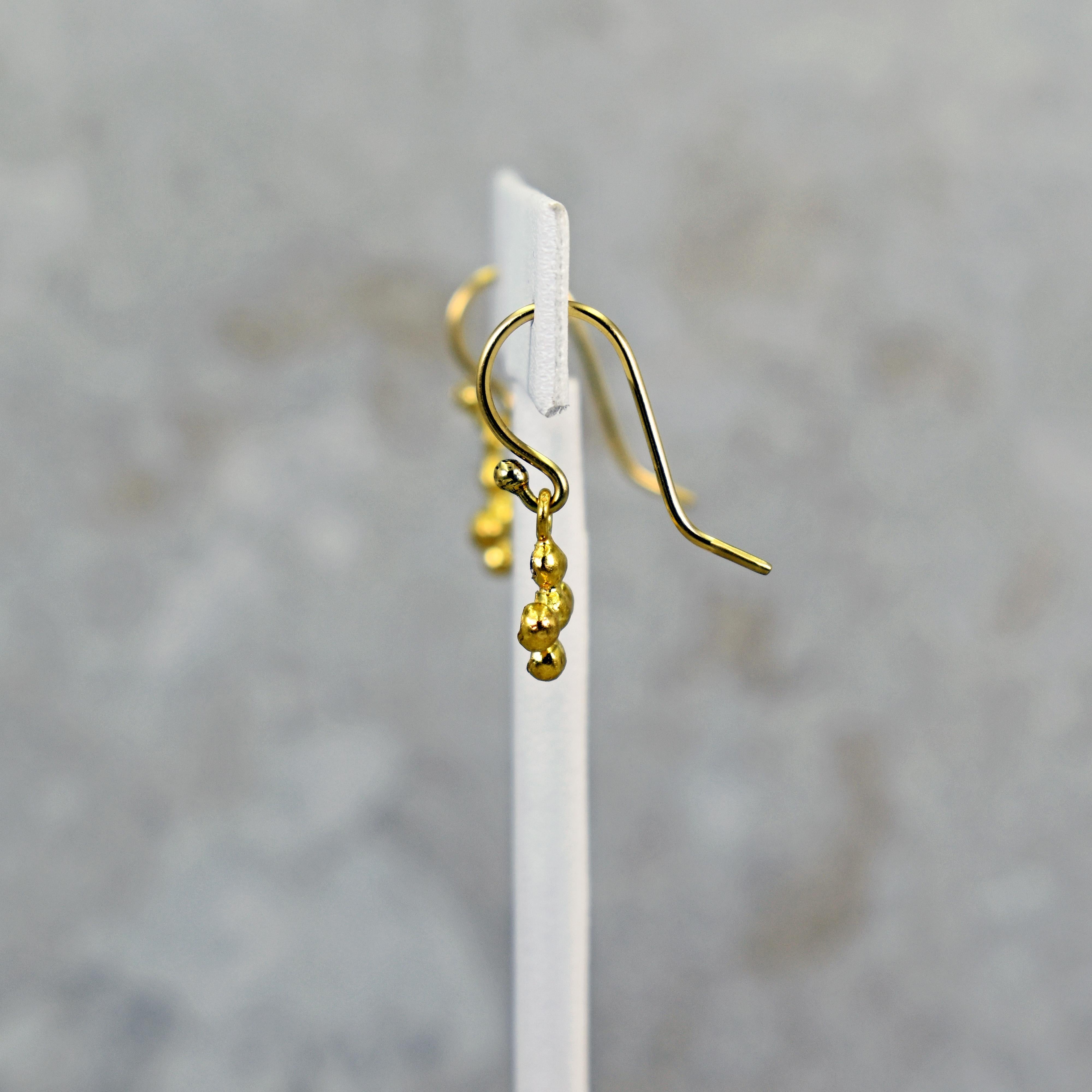 Diamant-Blumenkreuz-Ohrringe aus 22 Karat Gold (Rundschliff) im Angebot