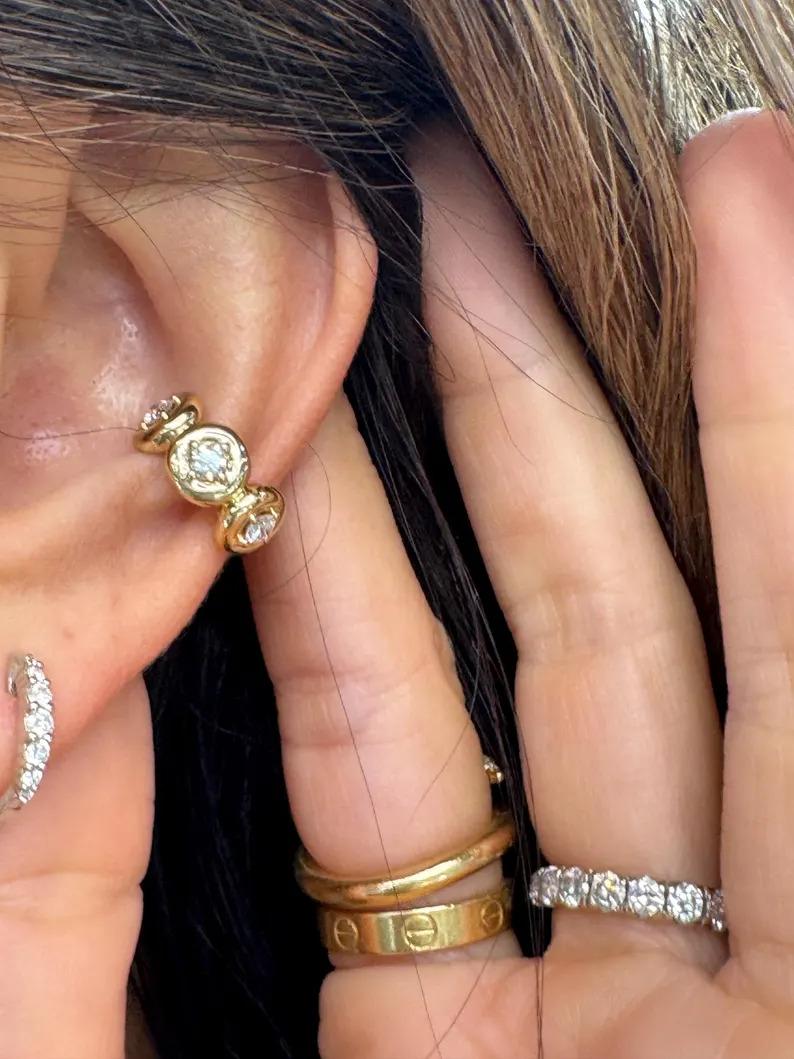 Pendiente de aro con burbuja de diamantes 0,38 quilates Oro amarillo de 14 quilates 2,34 gramos en Nuevo estado para la venta en New York, NY