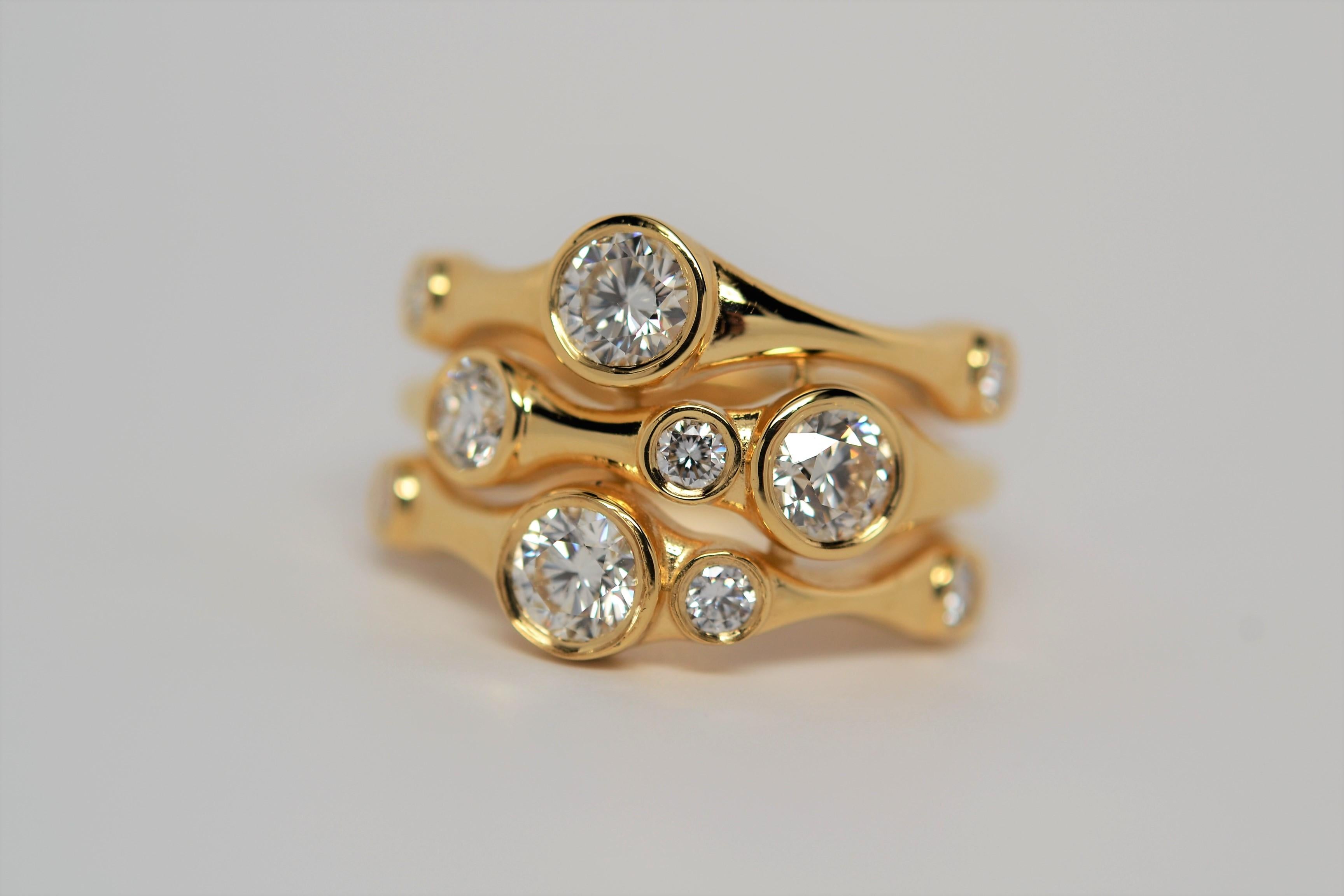Ein lustiger und modischer Ring für jeden Tag und jeden Anlass. Der Ring ist in 18 Karat Gelbgold gefasst und mit drei Reihen runder Diamanten im Brillantschliff besetzt. Diese Diamanten sind in Kanäle gefasst und wechseln sich in der Größe um den