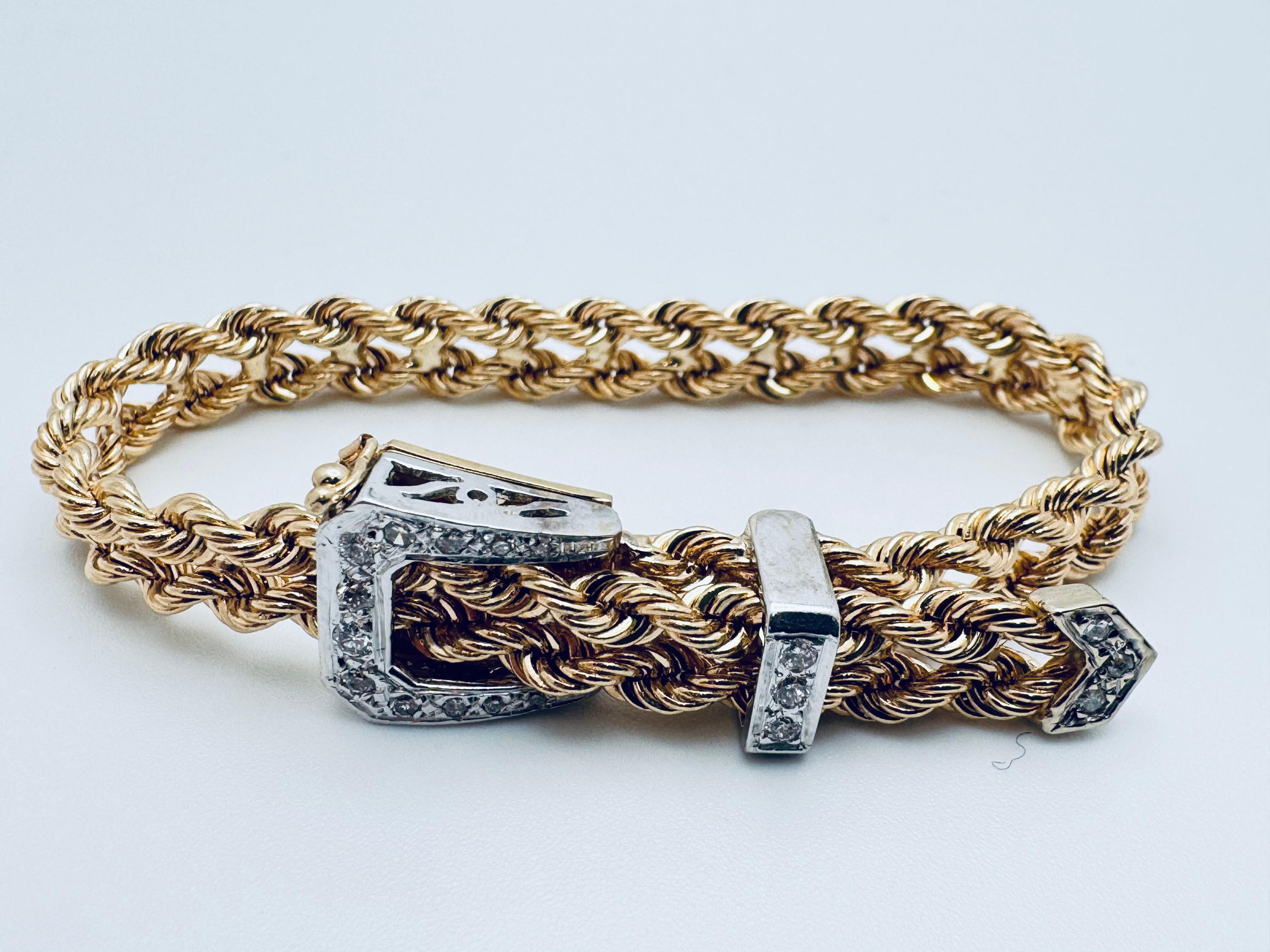 Esta impresionante pulsera de cinturón con hebilla de diamantes está elaborada en lujoso oro amarillo de 14 quilates, y combina la elegancia atemporal con un toque de juguetona sofisticación. La pulsera mide 20 cm de largo y 3,84 mm de grosor,