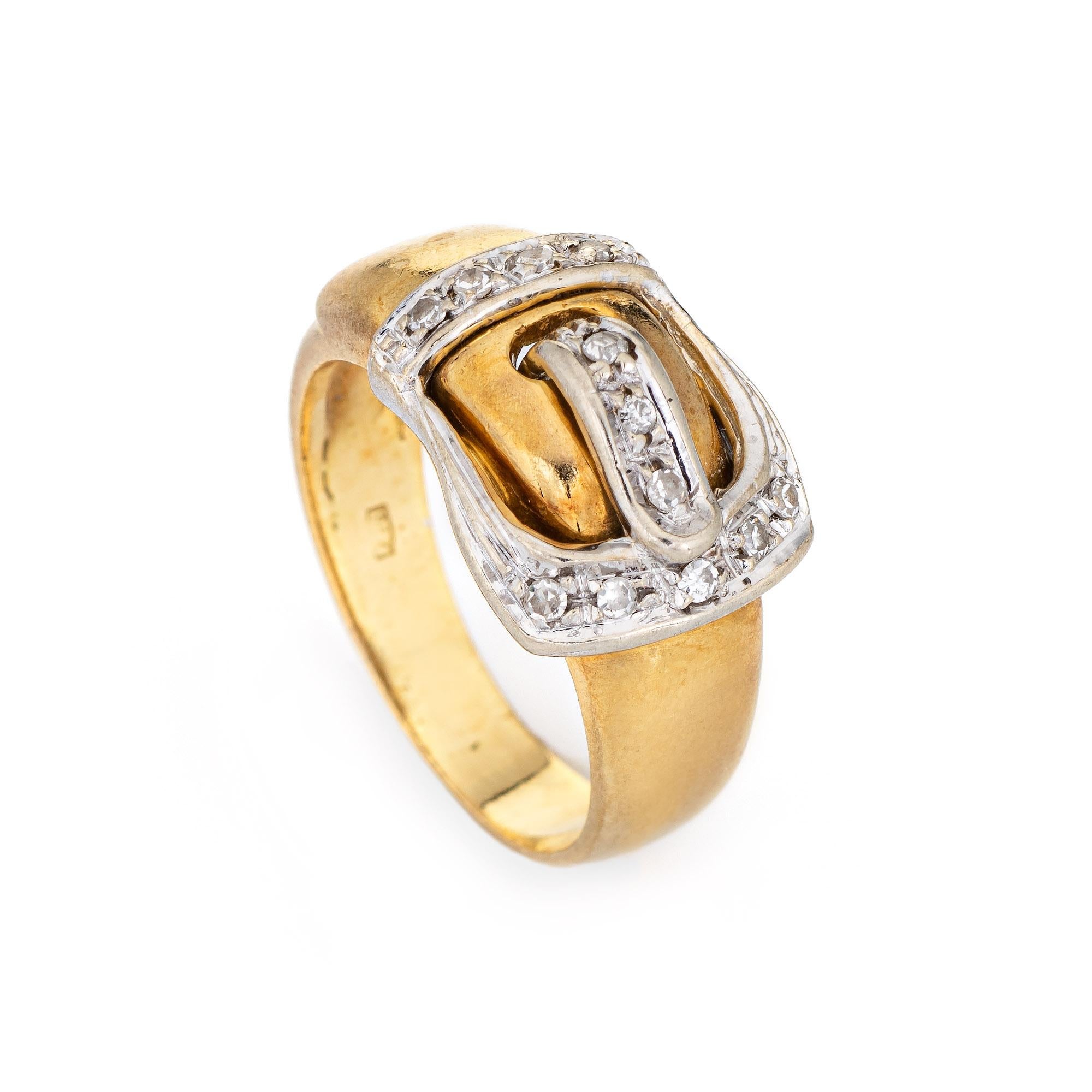 Stilvoller Vintage-Diamantschnallenring (ca. 1960er bis 1970er Jahre) aus 18 Karat Gelbgold. 

Die geschliffenen Diamanten haben insgesamt 0,12 Karat (geschätzte Farbe G-H und Reinheit VS2-SI1). 

Der stilvolle Ring mit Schnalle ist mit Diamanten