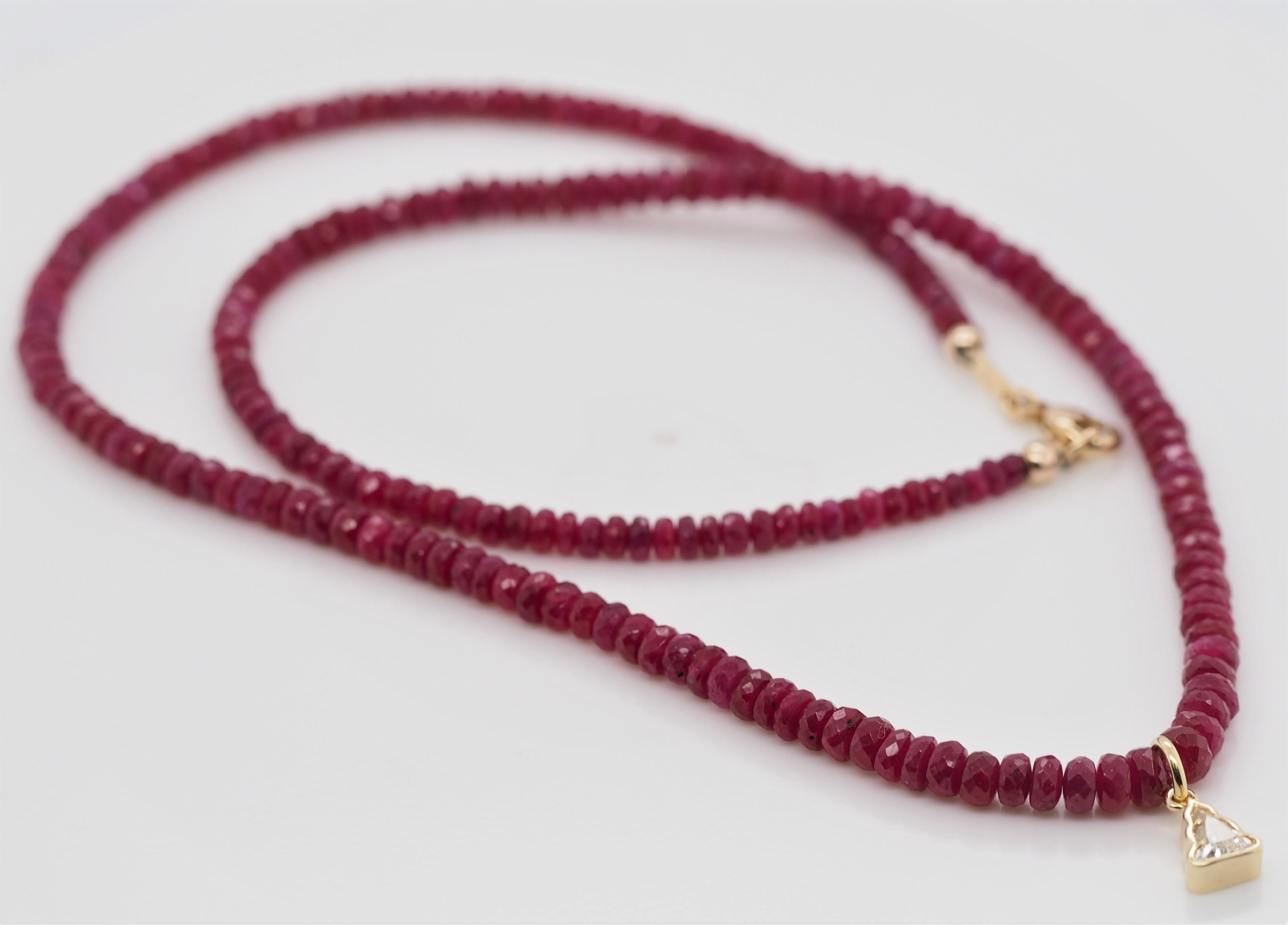 18K Gelbgold Bezel Set 0,31 ct Diamant Buddha und echte Rondelle Rubin Beaded Necklace ist absolut göttlich. Die Rubinkugeln haben einen Durchmesser von 3,2 mm bis 4,1 mm. Jede Perle der Halskette ist ein echter Rubin. Die Farben sind sehr hell und