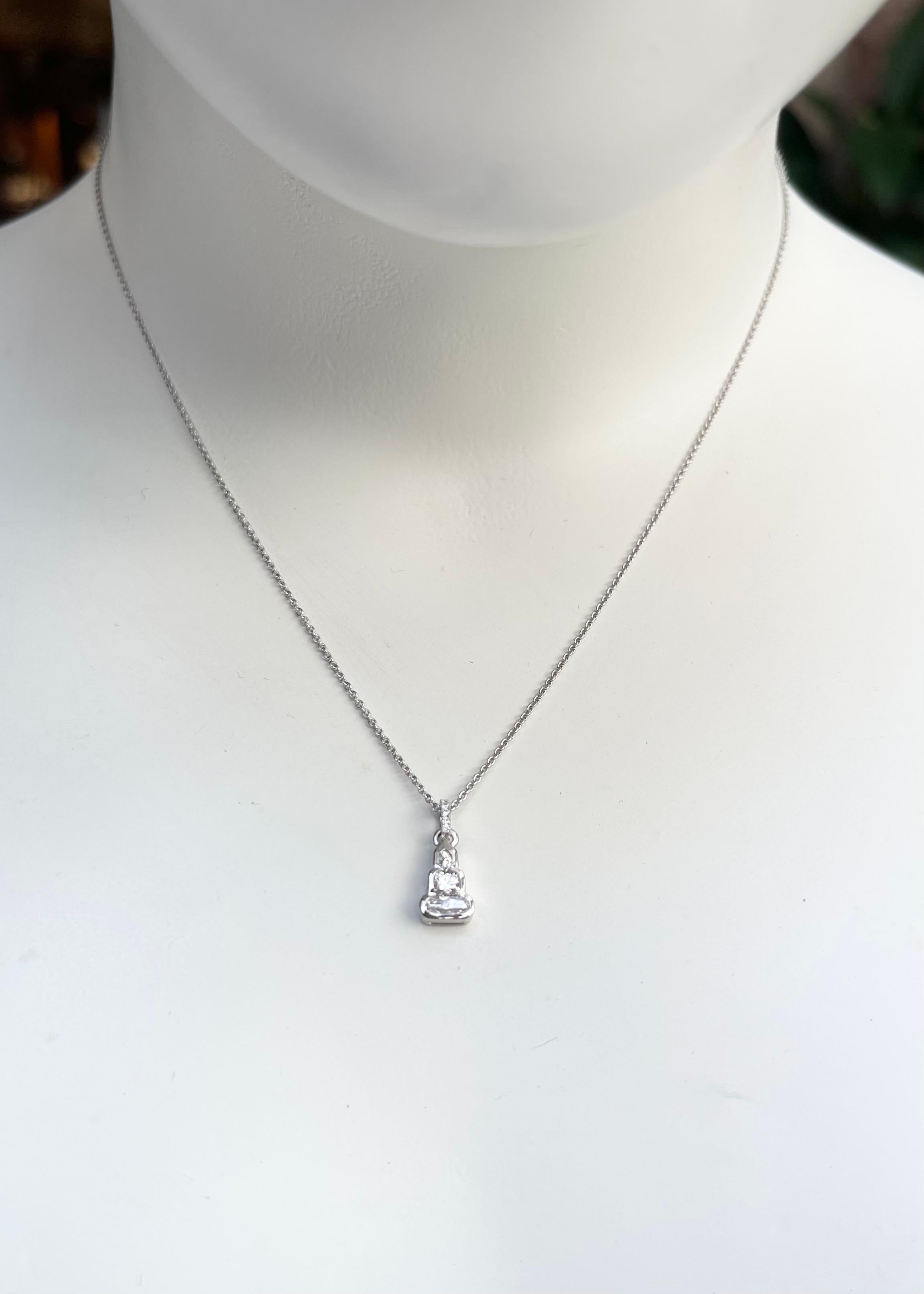Pendentif en or blanc 18 carats serti d'un diamant de 0,32 carat
(chaîne non incluse)

Largeur : 0,6 cm 
Longueur : 1,4 cm
Poids total : 0,90 grammes

