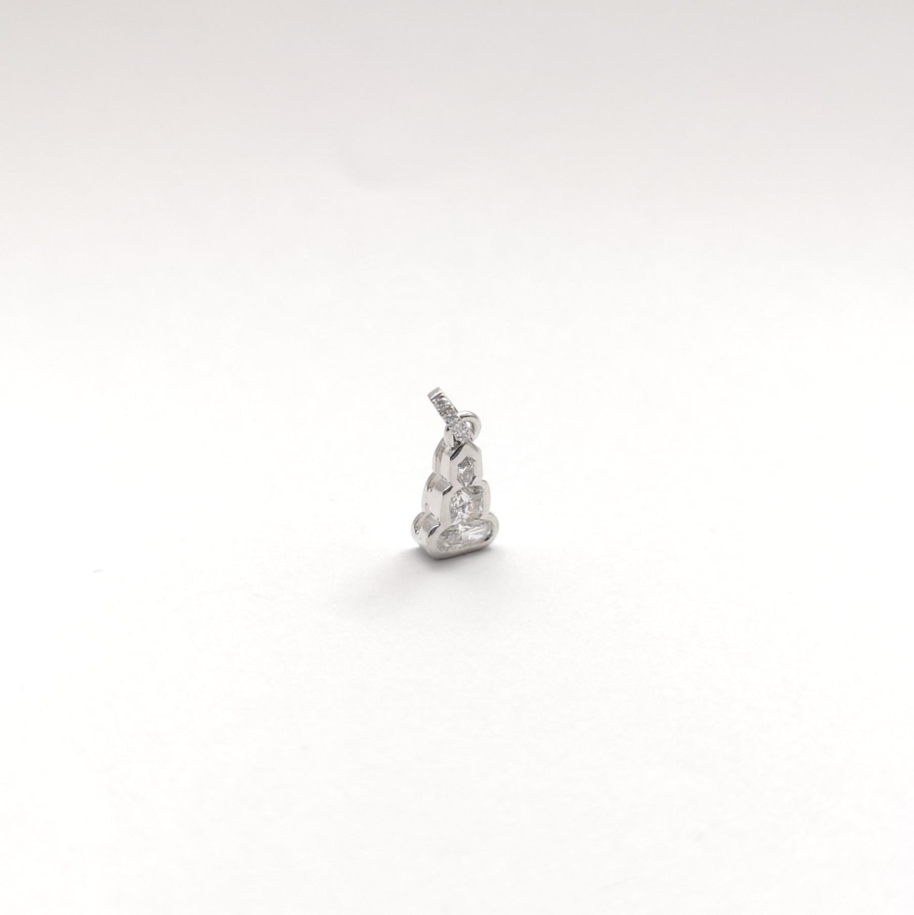 Pendentif Bouddha en or blanc 18 carats serti de diamants Neuf - En vente à Bangkok, TH
