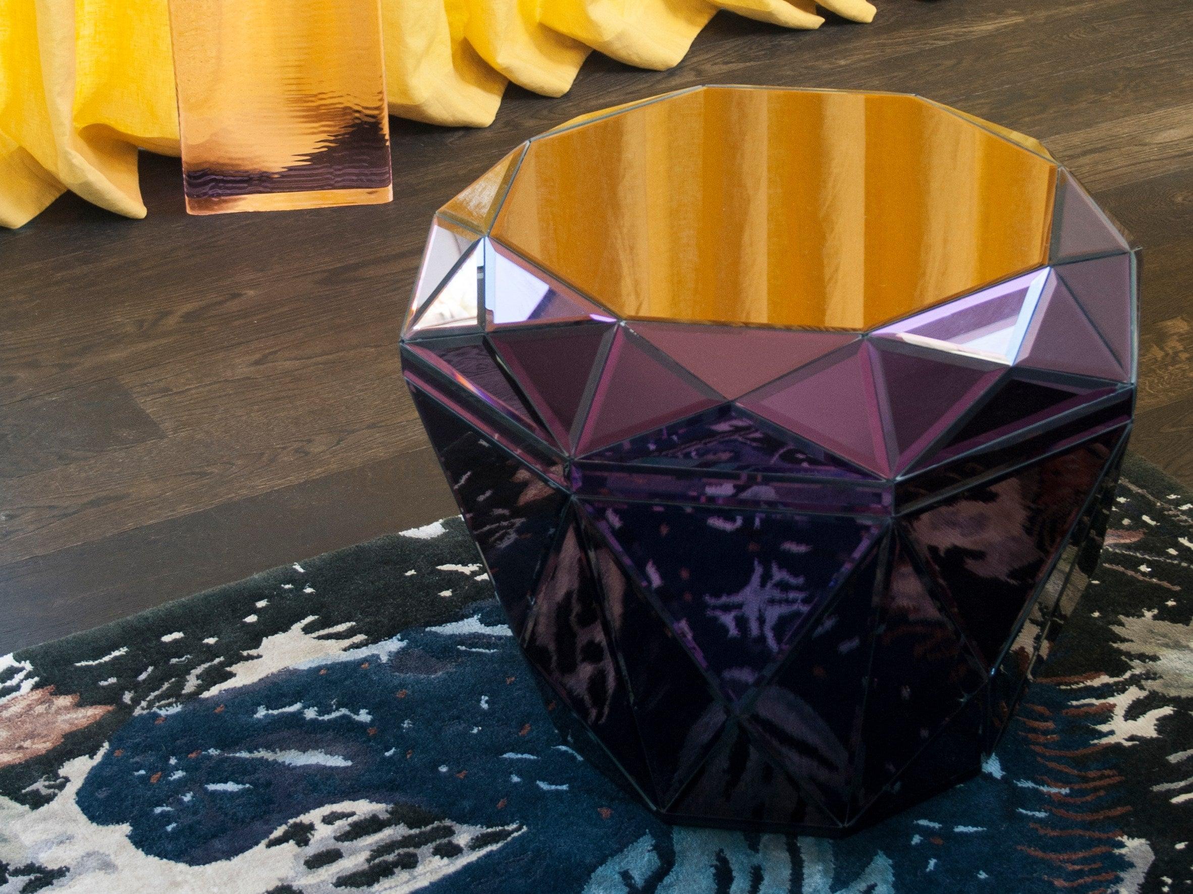 Diamond burgundy coffee table
Measure: 4 mm faceted mirror on black painted mdf
L 55 x H 45 x D 55 cm

With its sleek, mirrored surface, you won't be able to take your eyes off a diamond table. Give your space a unique edge with this modern