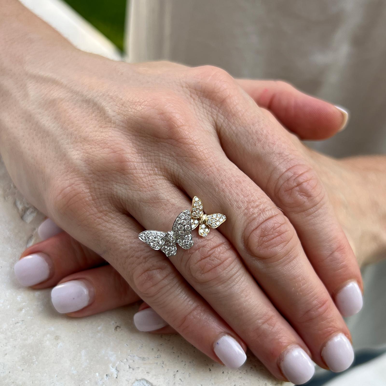 Diamant-Butterfly-Ring aus 18 Karat Weiß- und Gelbgold. Der Ring zeigt zwei Schmetterlinge, die mit runden Diamanten im Brillantschliff mit einem Gesamtgewicht von ca. 0,85 Karat besetzt sind. Die Diamanten sind von der Farbe G-H und der Reinheit