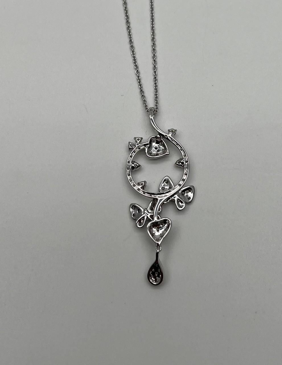 Taille mixte Collier pendentif papillon serti de cœurs en or blanc 14 carats en vente