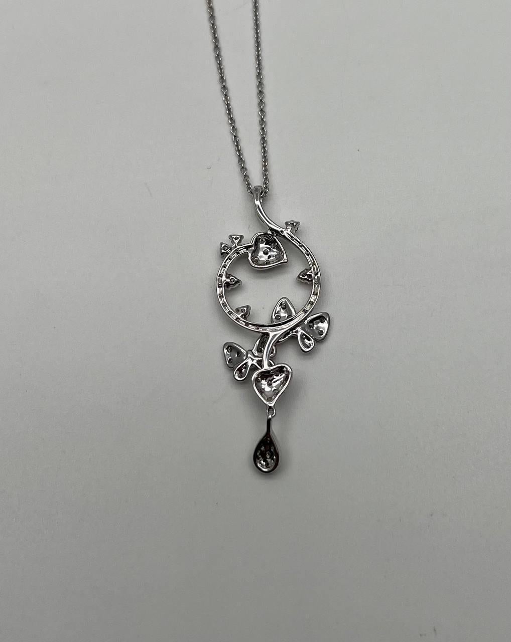 Collier pendentif papillon serti de cœurs en or blanc 14 carats Neuf - En vente à Oakton, VA