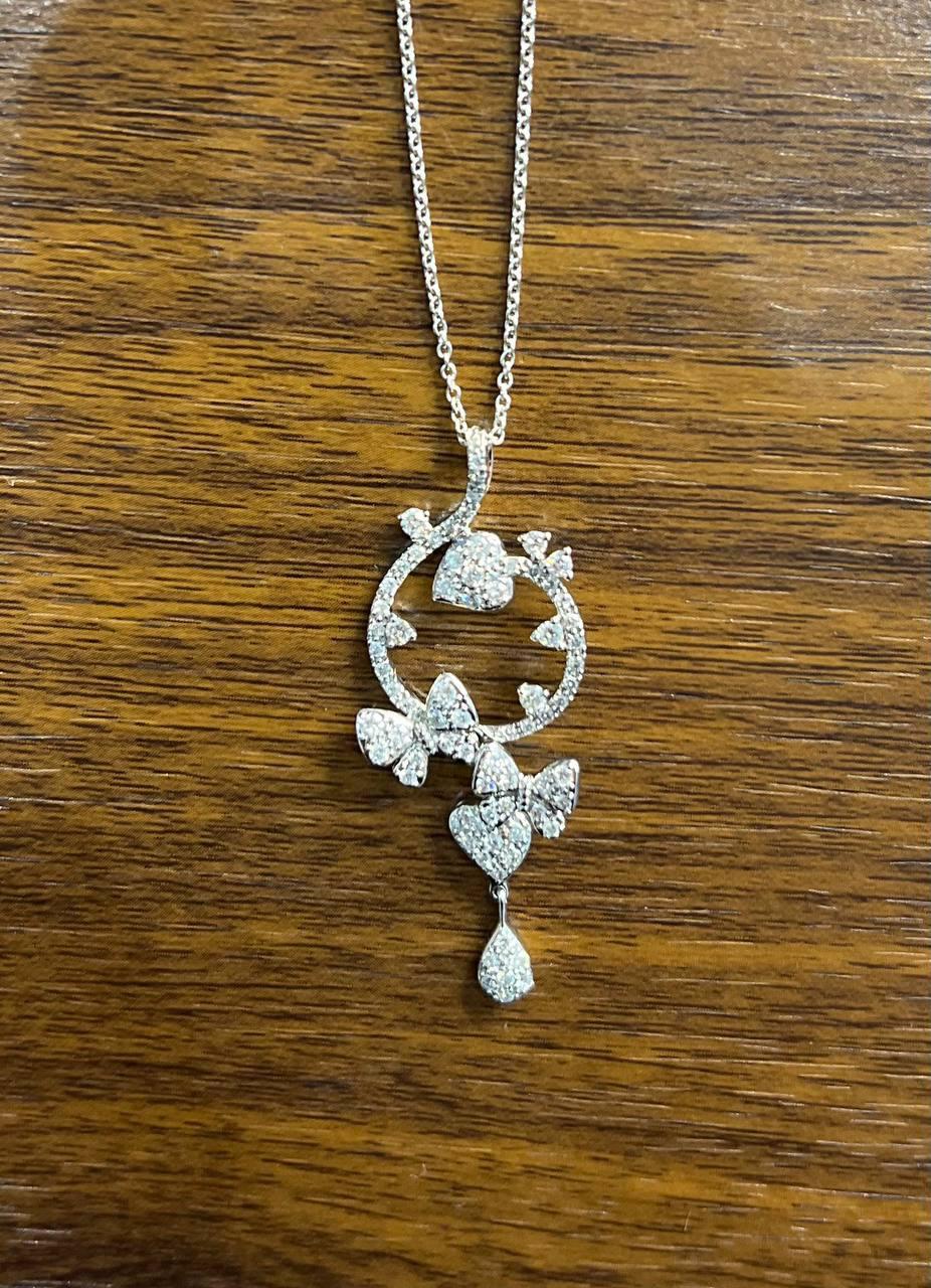 Collier pendentif papillon serti de cœurs en or blanc 14 carats Pour femmes en vente