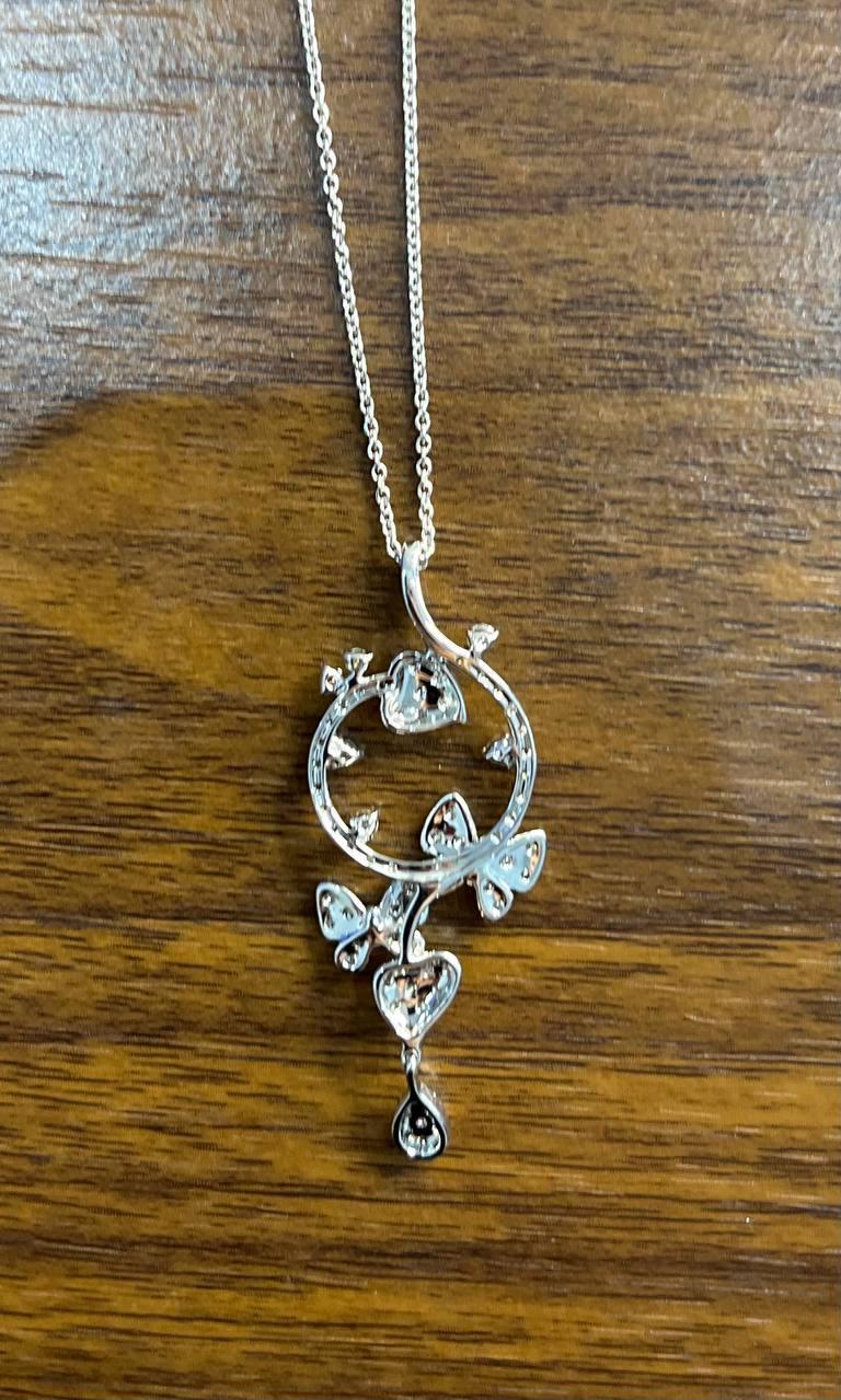 Collier pendentif papillon serti de cœurs en or blanc 14 carats en vente 1
