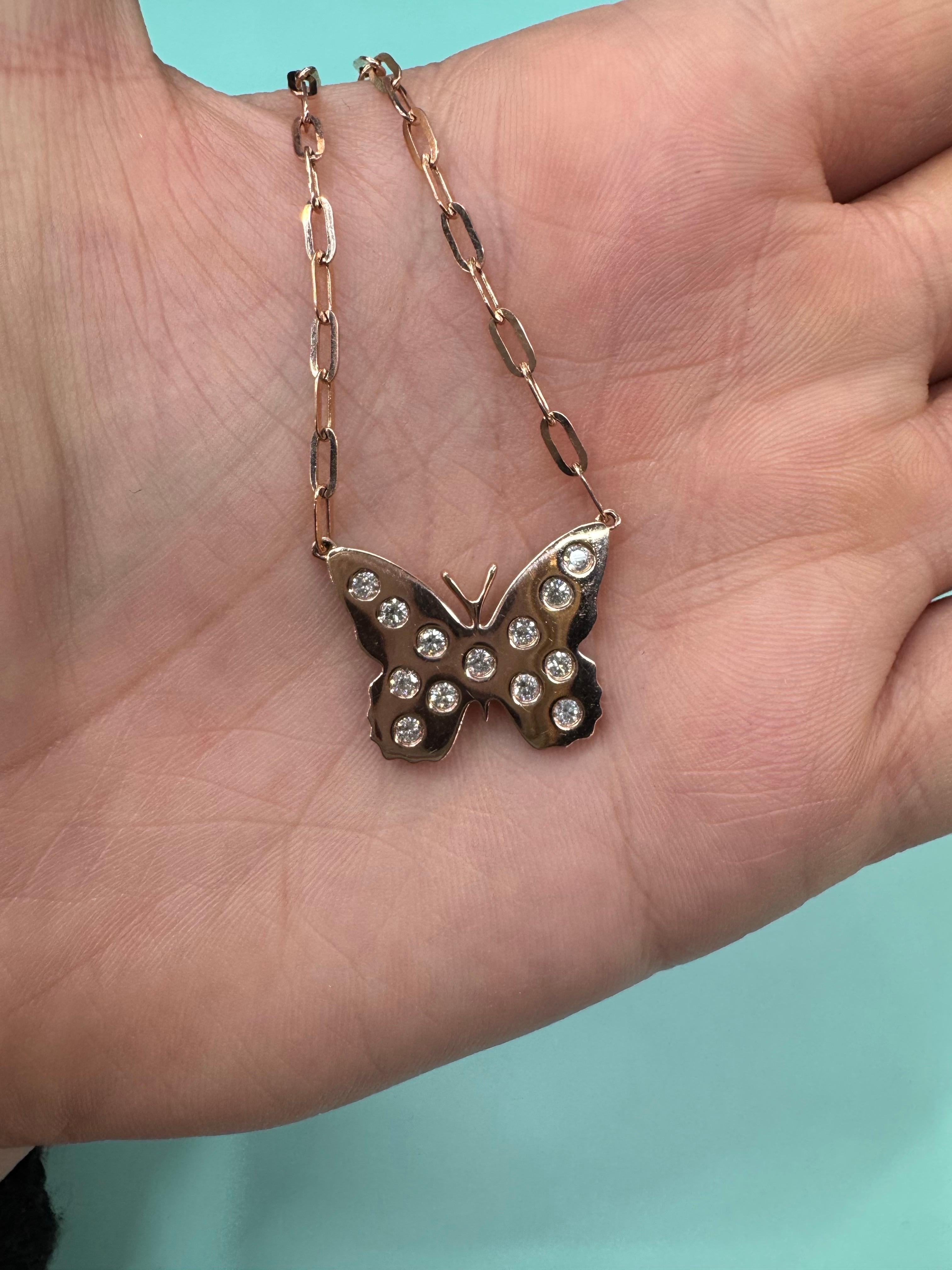 Collana con ciondolo a farfalla con diamanti da 0,42 carati in oro rosa 14 carati regolabile In condizioni Nuovo in vendita a New York, NY