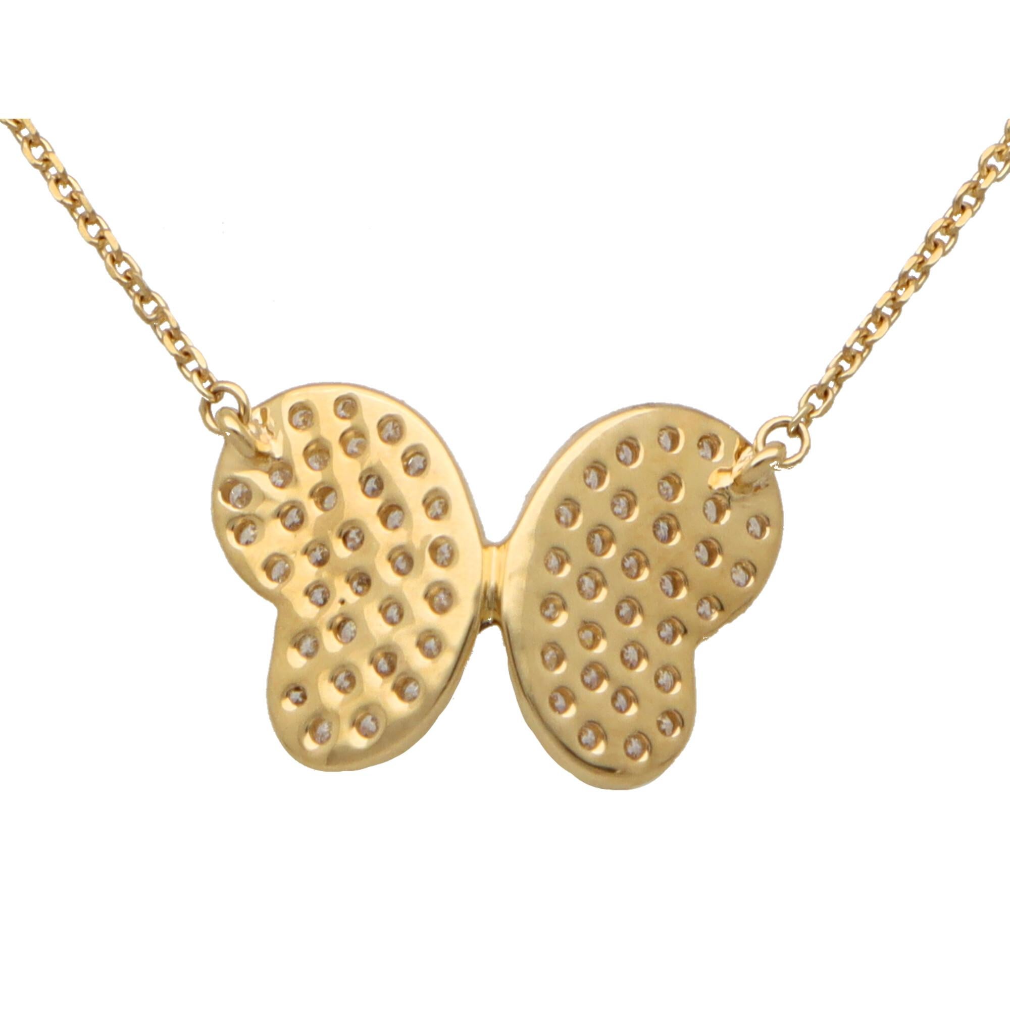 Diamond Butterfly Pendant Set in 18k Yellow Gold In Good Condition For Sale In London, GB