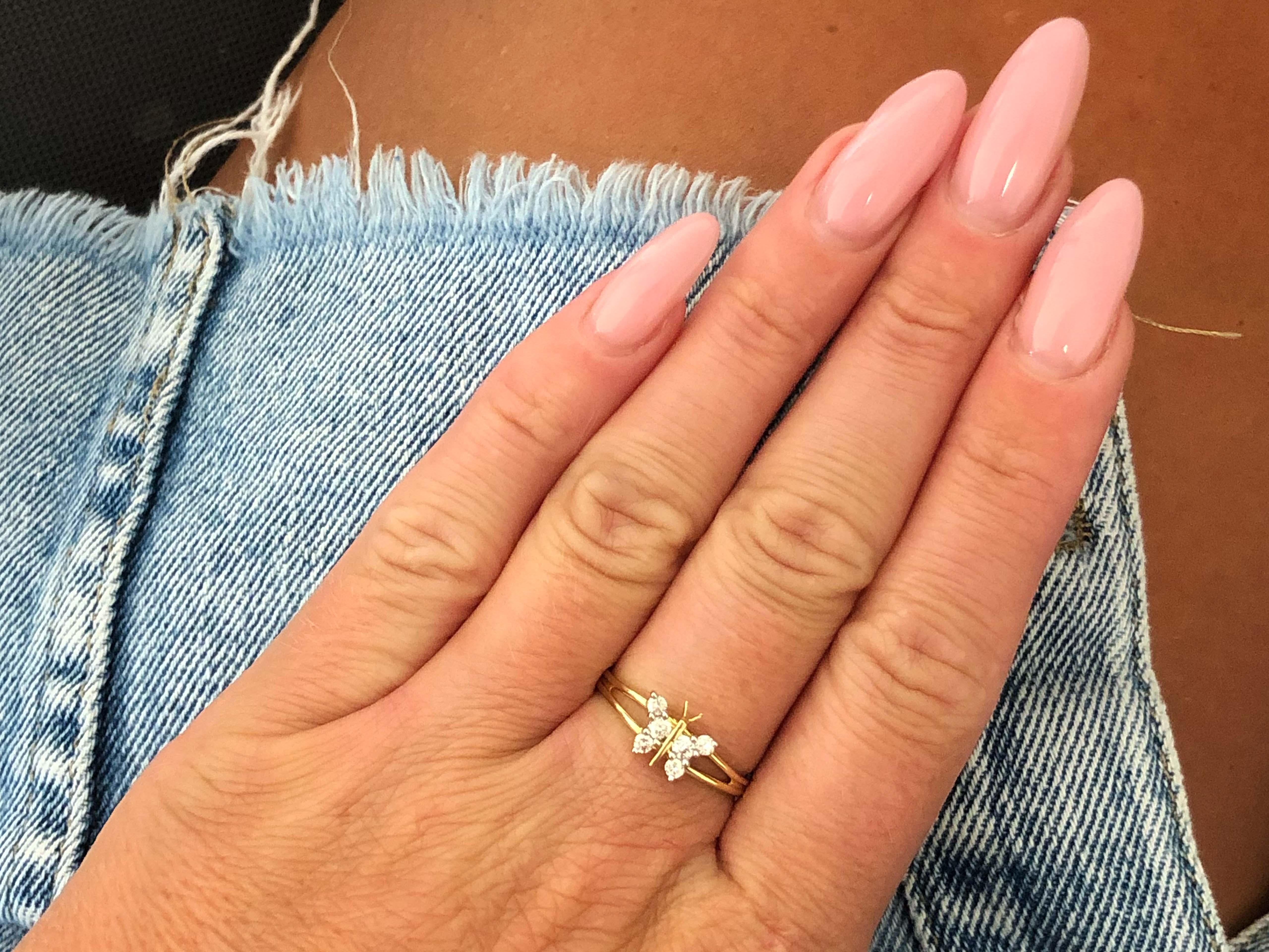 Specifiche dell'articolo:

Metallo: oro giallo 14k

Numero di diamanti: 6 tagli a brillante

Peso totale dei diamanti: ~0,20 carati 

Colore del diamante: H-I

Chiarezza del diamante: VS2-SI1

Misura dell'anello: 7,5

Altezza anello: 7.6 mm

Peso